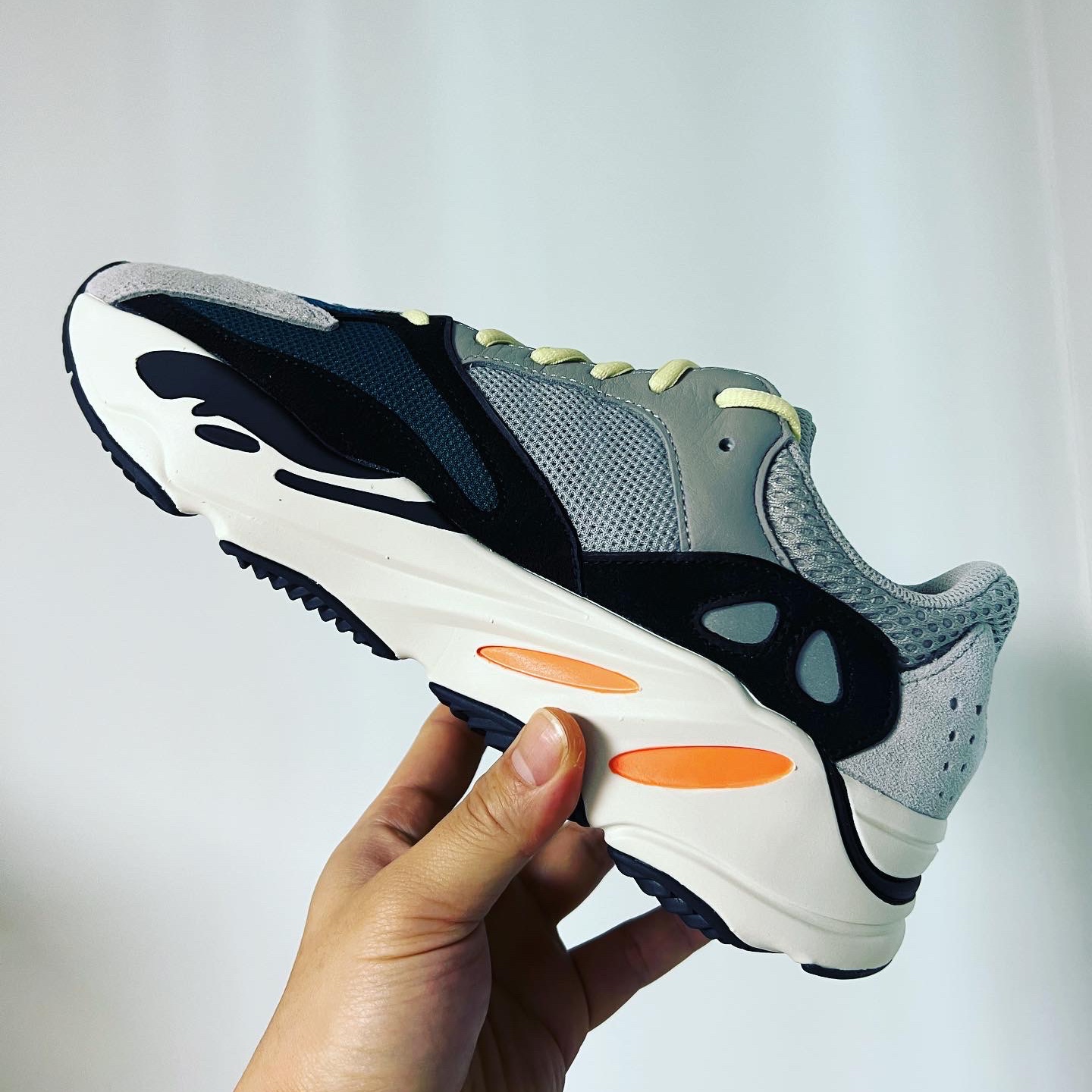 Adidas Yeezy Boost 700 Wave Runner Solid Grey 2021/2022 착용 스타일 - 1