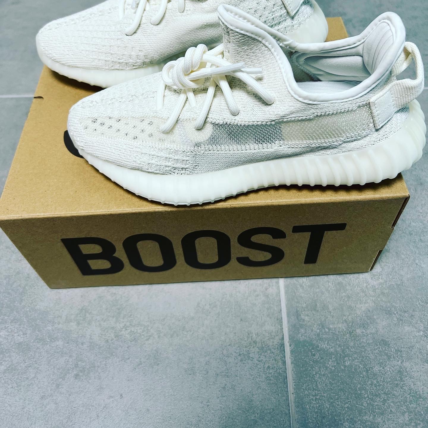 Adidas Yeezy Boost 350 V2 Bone 착용 스타일 - 3