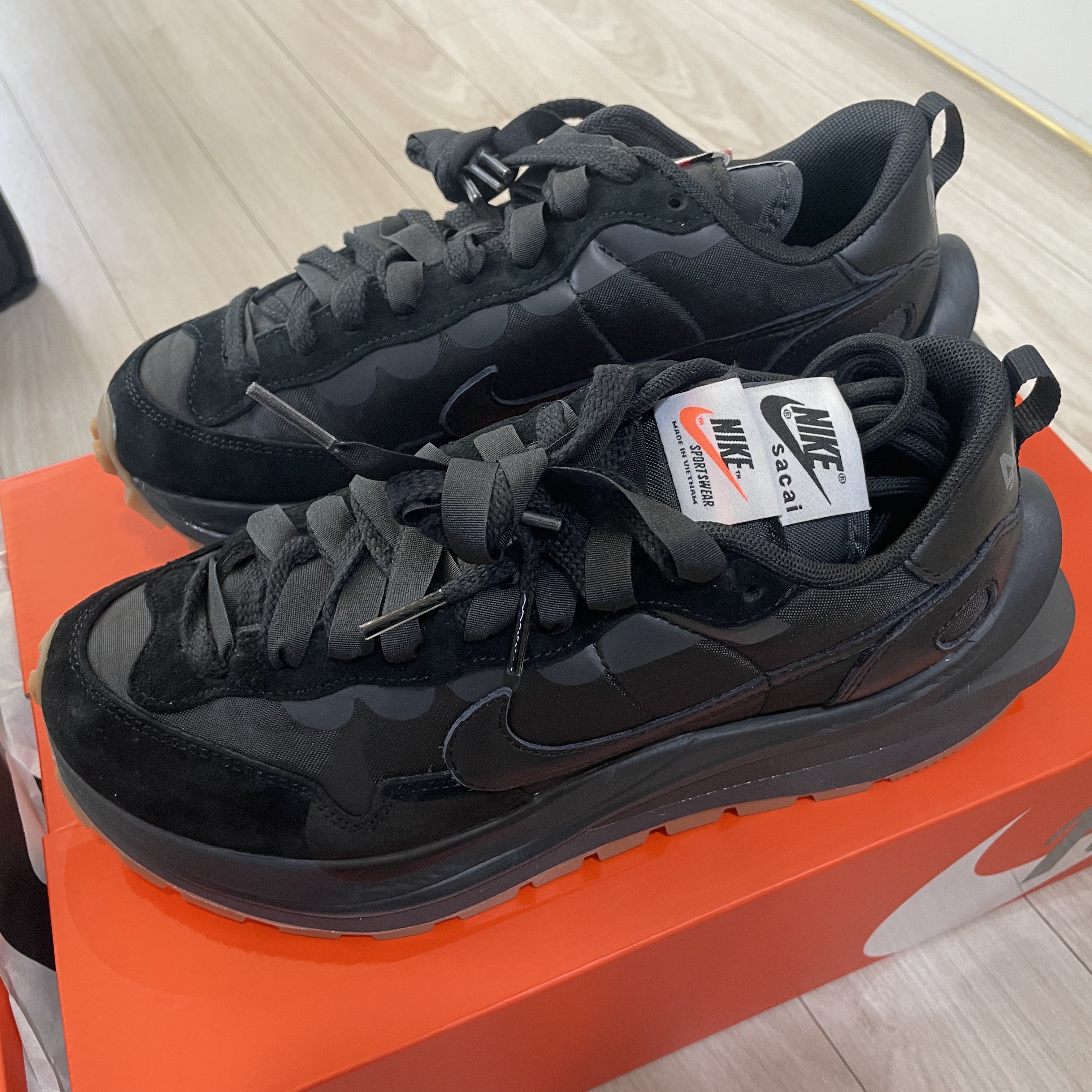 Nike x Sacai VaporWaffle Black and Gum 착용 스타일