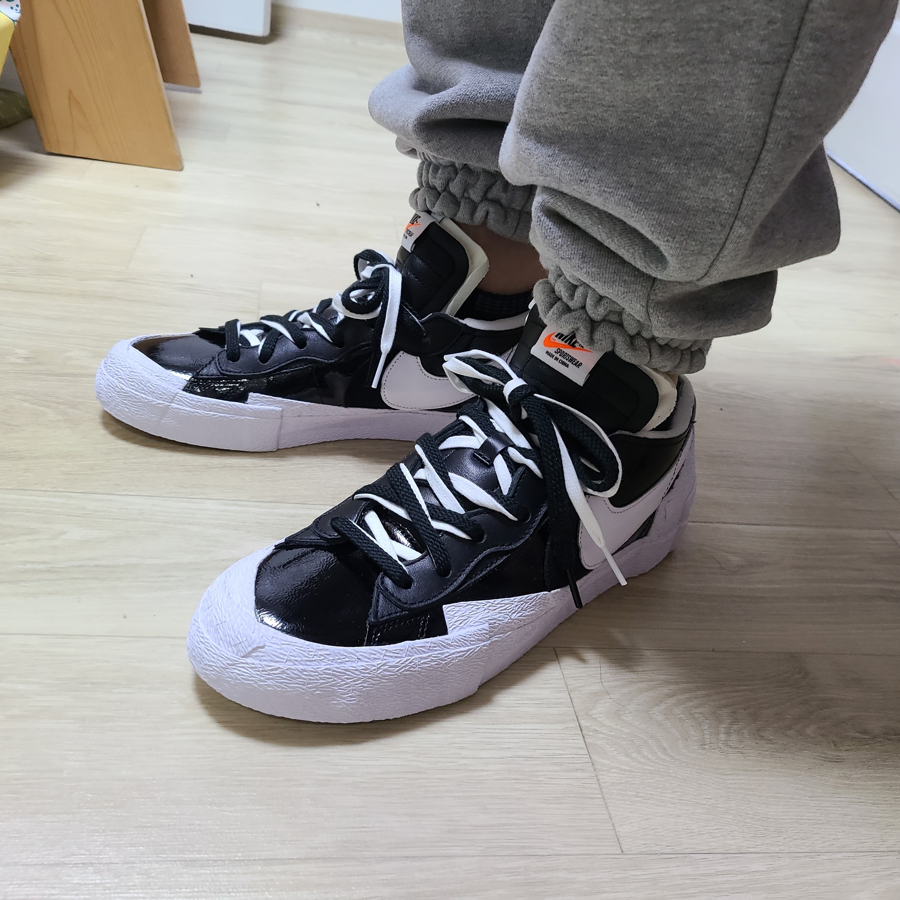 Nike x Sacai Blazer Low Black Patent Leather 착용 스타일 - 3