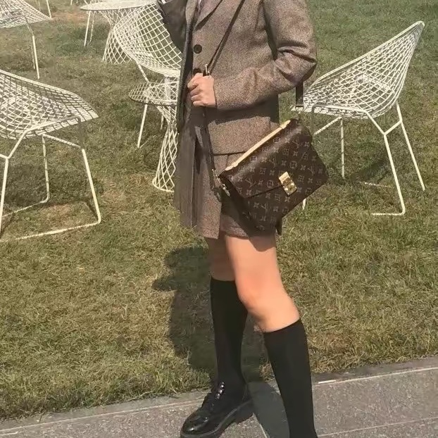 Louis Vuitton Pochette Metis Monogram 착용 스타일 - 1