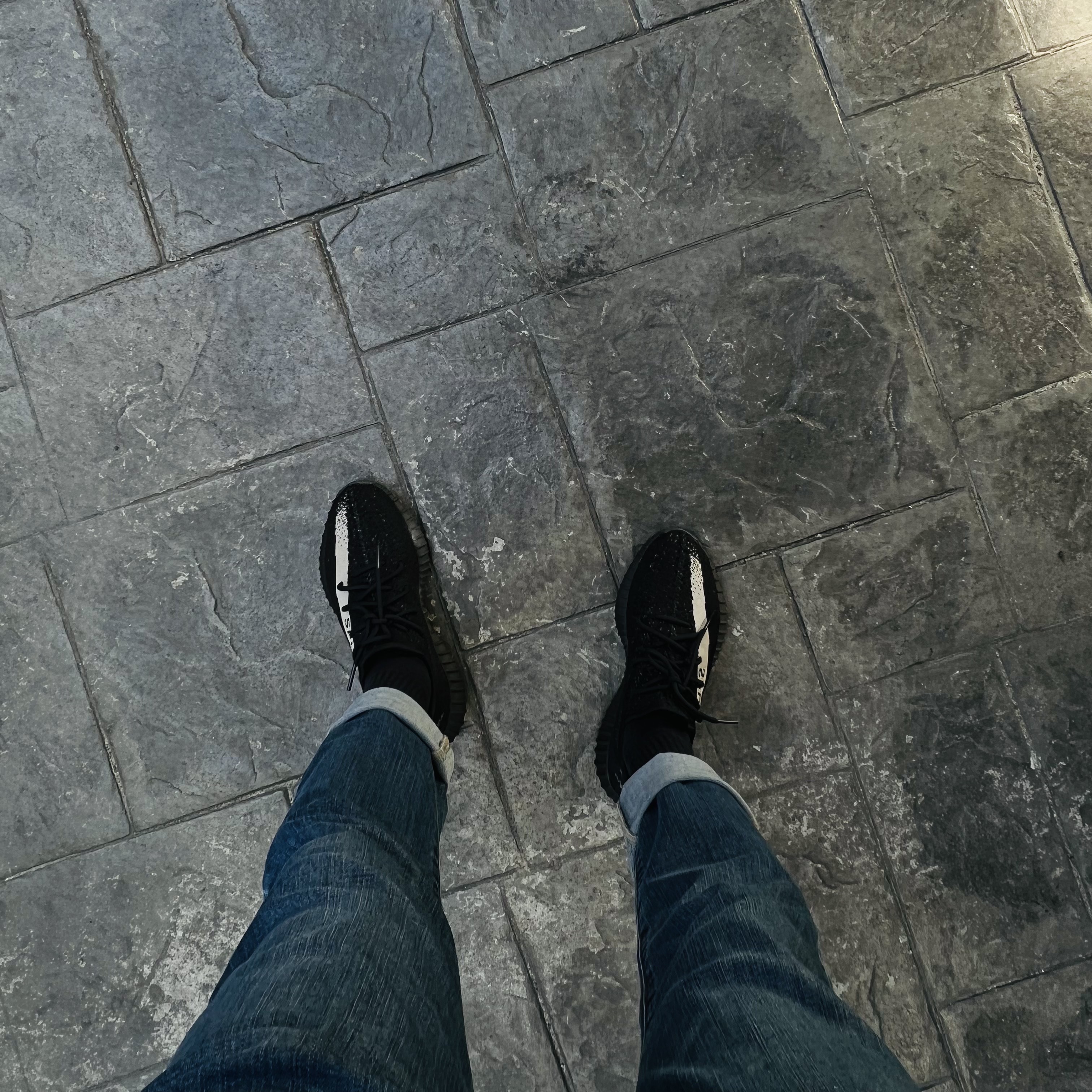 Adidas Yeezy Boost 350 V2 Core Black White 2022 착용 스타일