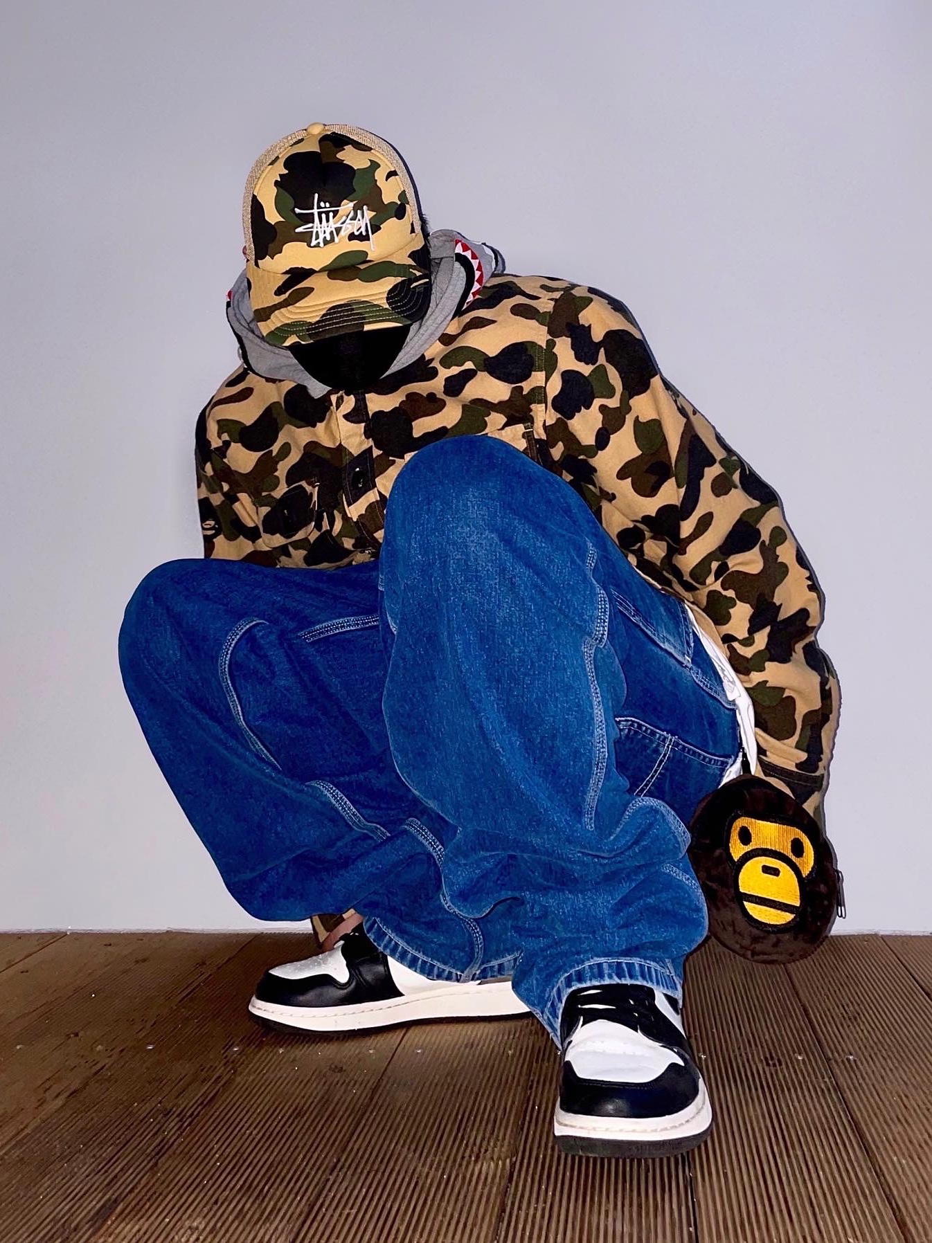 Stussy x BAPE Trucker Cap Yellow, Jordan 1 Retro High OG Black Mocha 착용 스타일 - 1