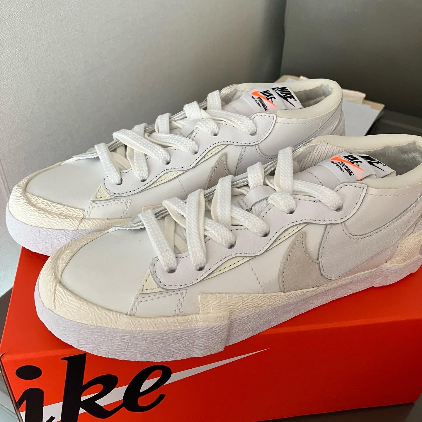 Nike x Sacai Blazer Low White Patent Leather 착용 스타일 - 1