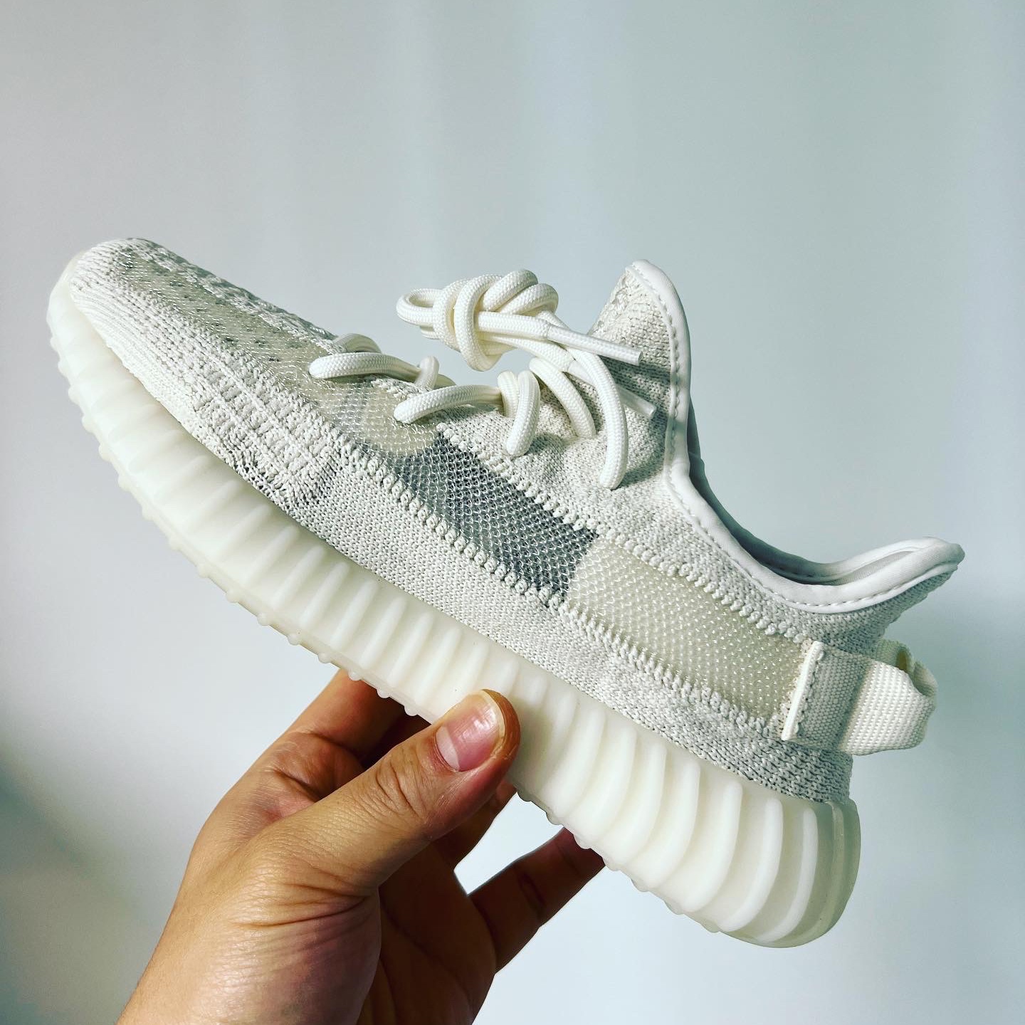 Adidas Yeezy Boost 350 V2 Bone 착용 스타일 - 1