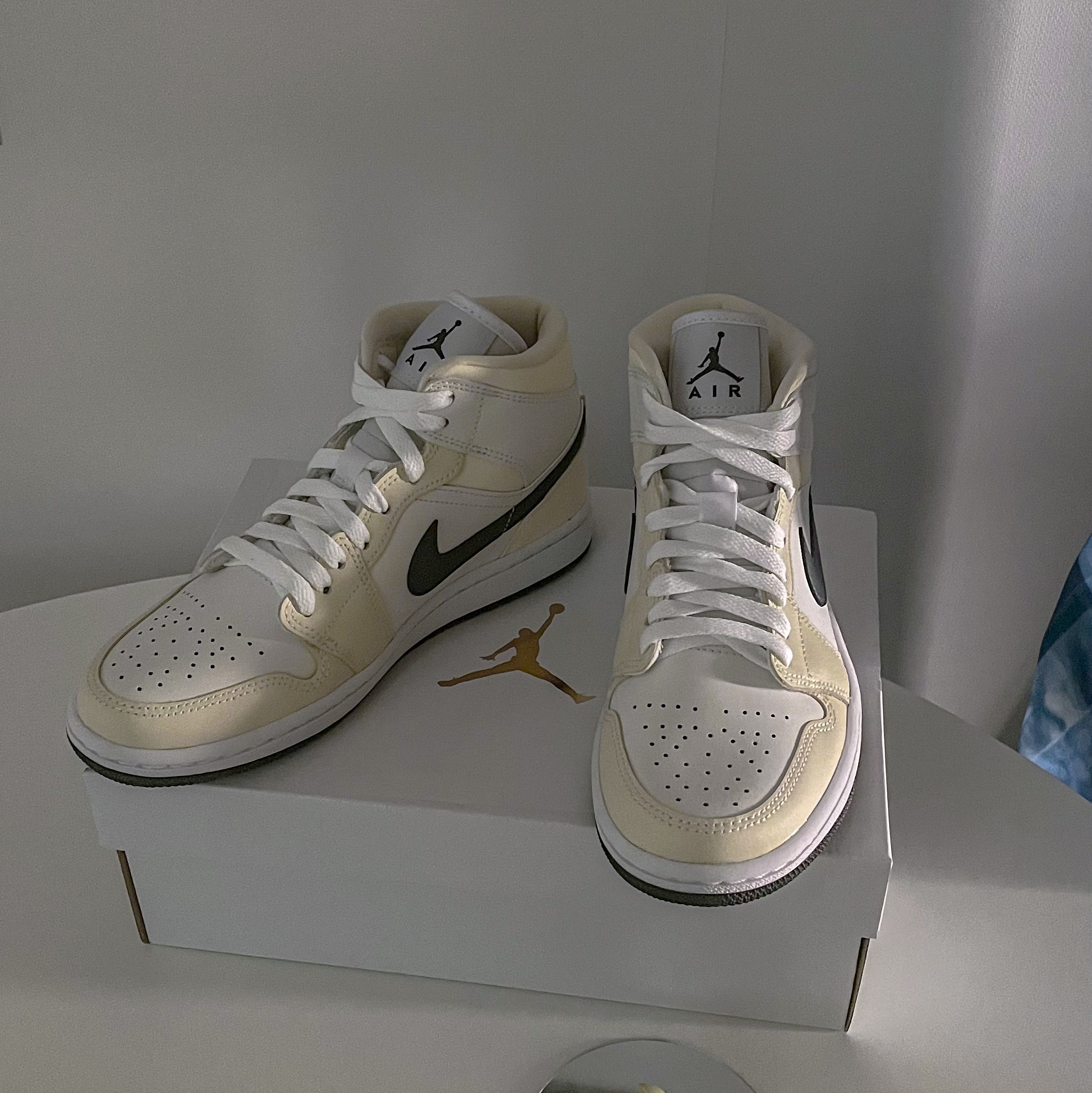 (W) Jordan 1 Mid Coconut Milk 착용 스타일 - 3