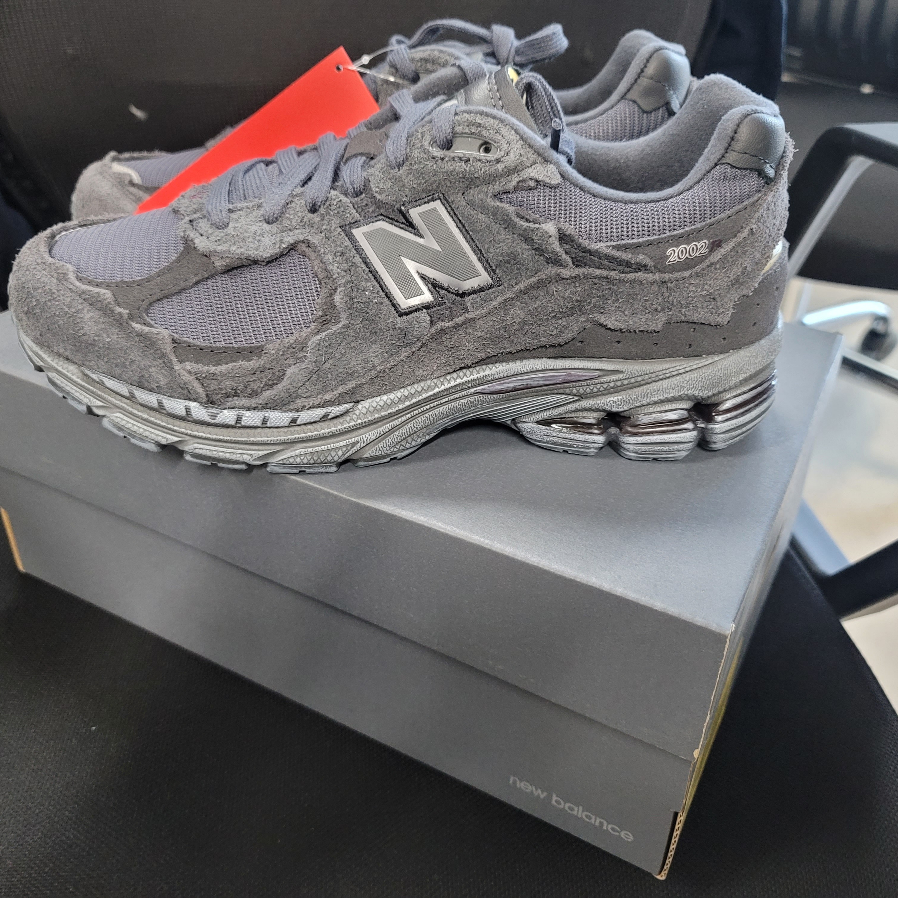 New Balance 2002R Protection Pack Phantom 착용 스타일 - 2