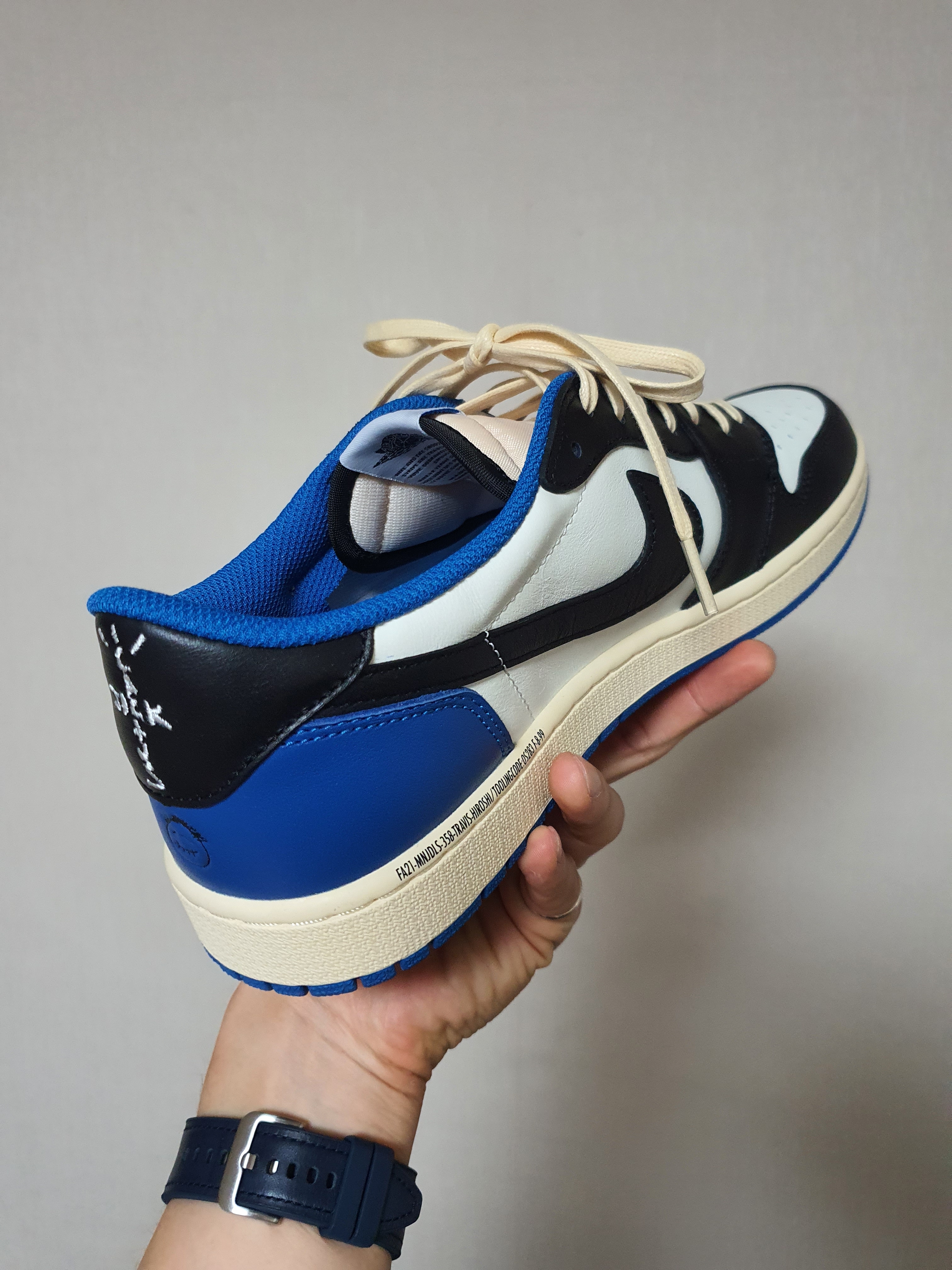 Jordan 1 x Travis Scott x Fragment Retro Low OG SP Military Blue 착용 스타일 - 5