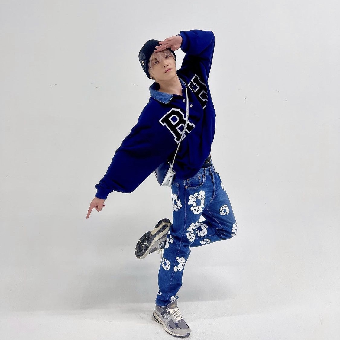 New Balance 2002R Protection Pack Rain Cloud 착용 스타일 - 2