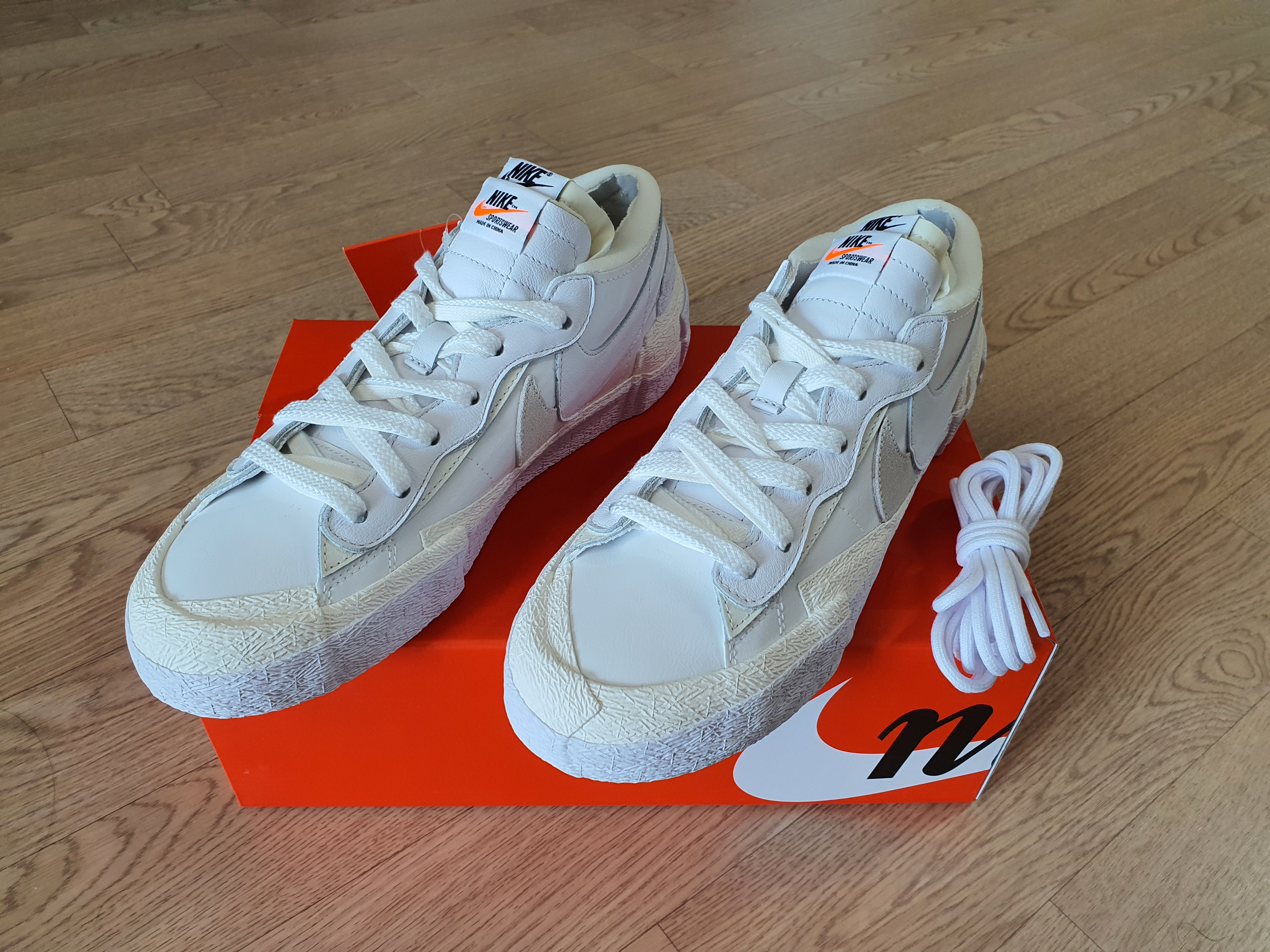 Nike x Sacai Blazer Low White Patent Leather 착용 스타일 - 1