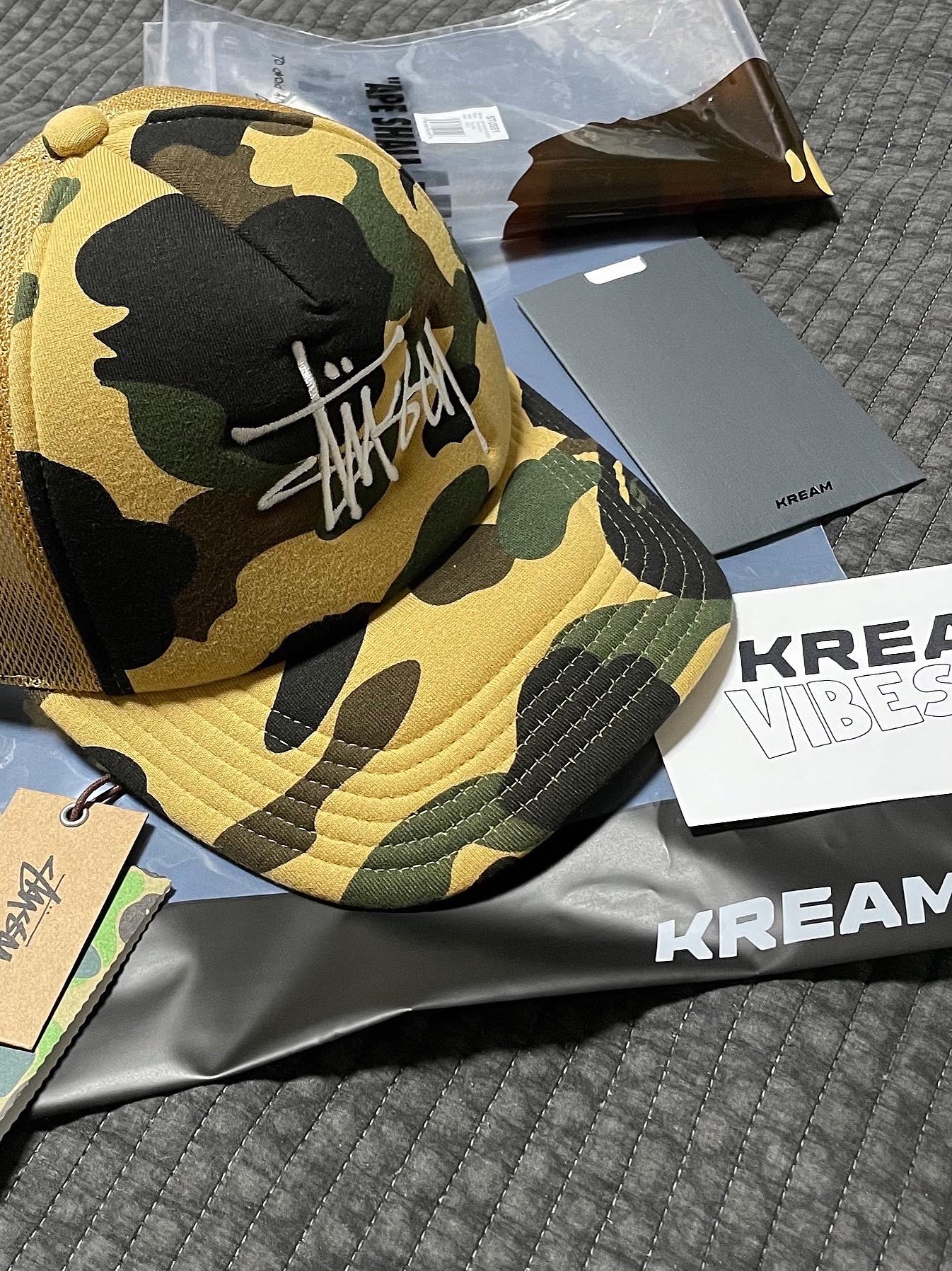 Stussy x BAPE Trucker Cap Yellow, Jordan 1 Retro High OG Black Mocha 착용 스타일 - 3