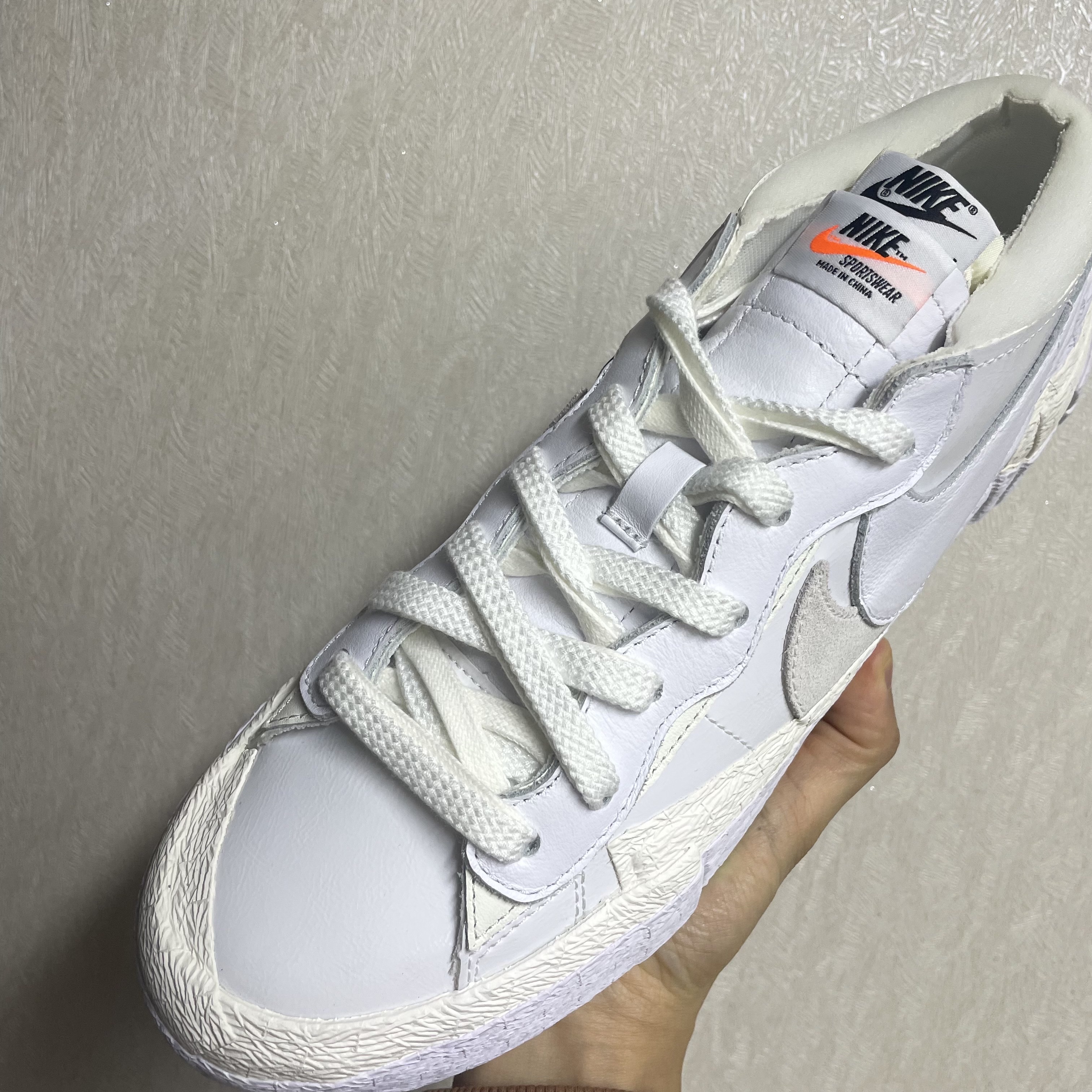 Nike x Sacai Blazer Low White Patent Leather 착용 스타일 - 2