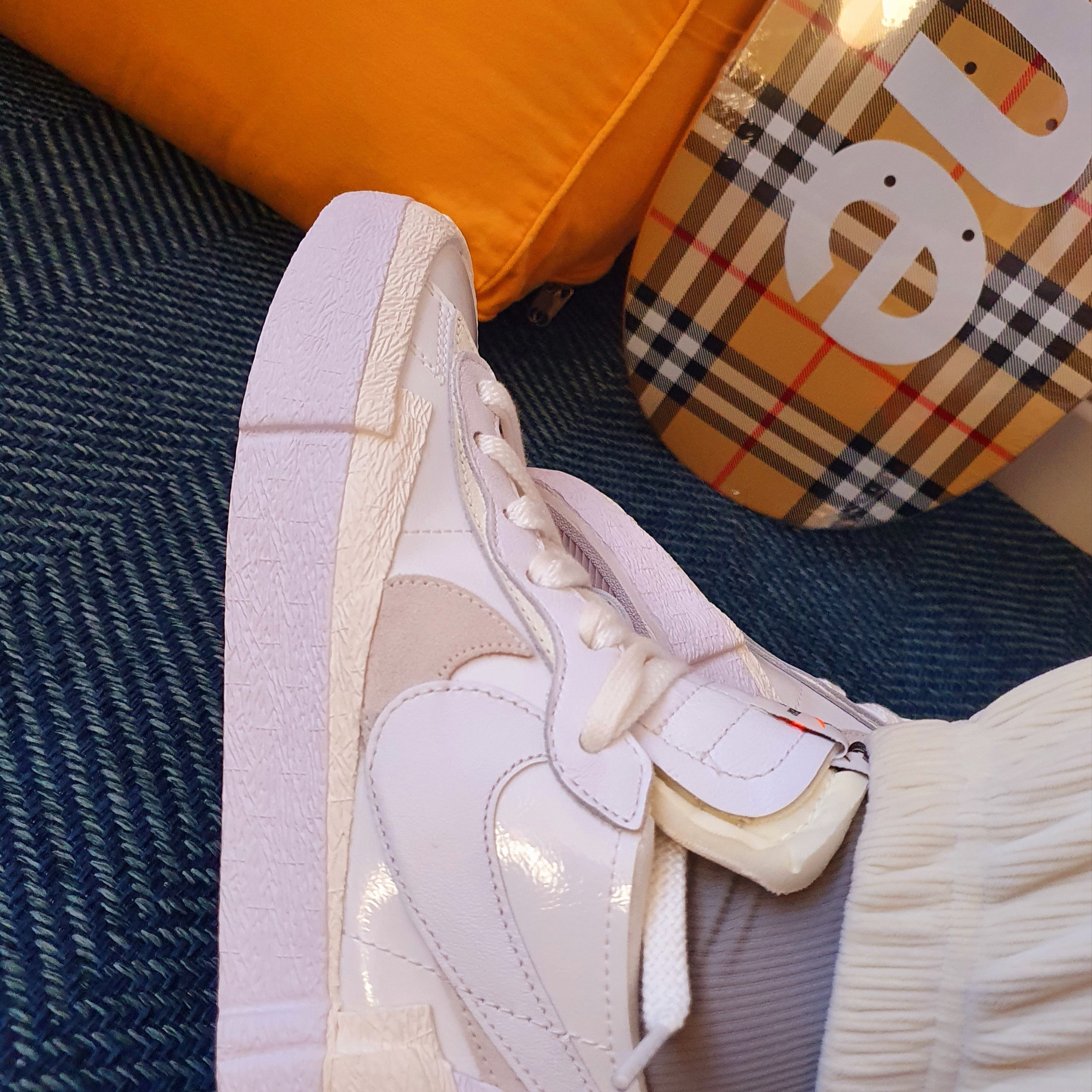 Nike x Sacai Blazer Low White Patent Leather, Supreme x Burberry Skateboard Deck Beige - 22SS 착용 스타일 - 2