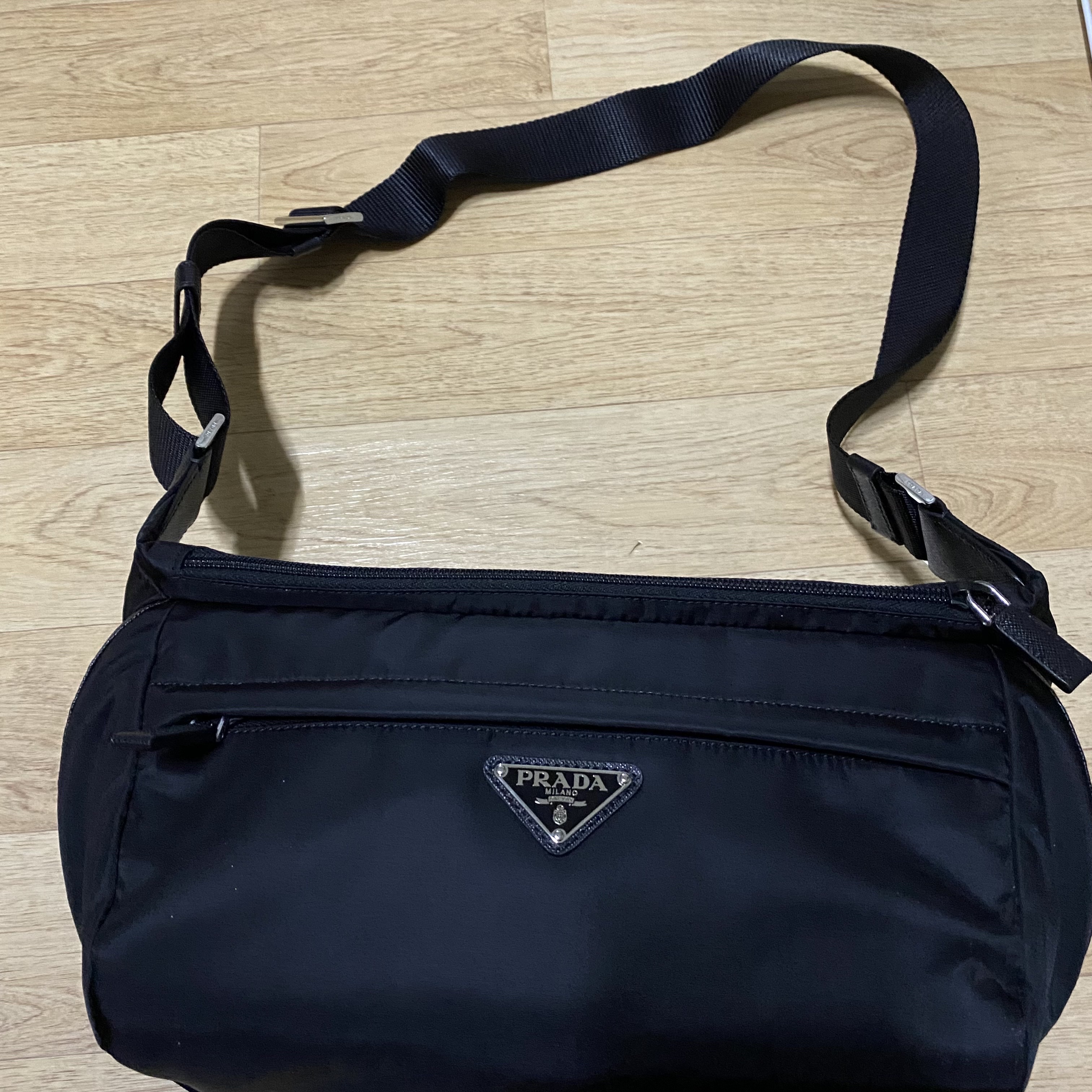 Prada Re-Nylon and Saffiano Leather Shoulder Bag Black 착용 스타일