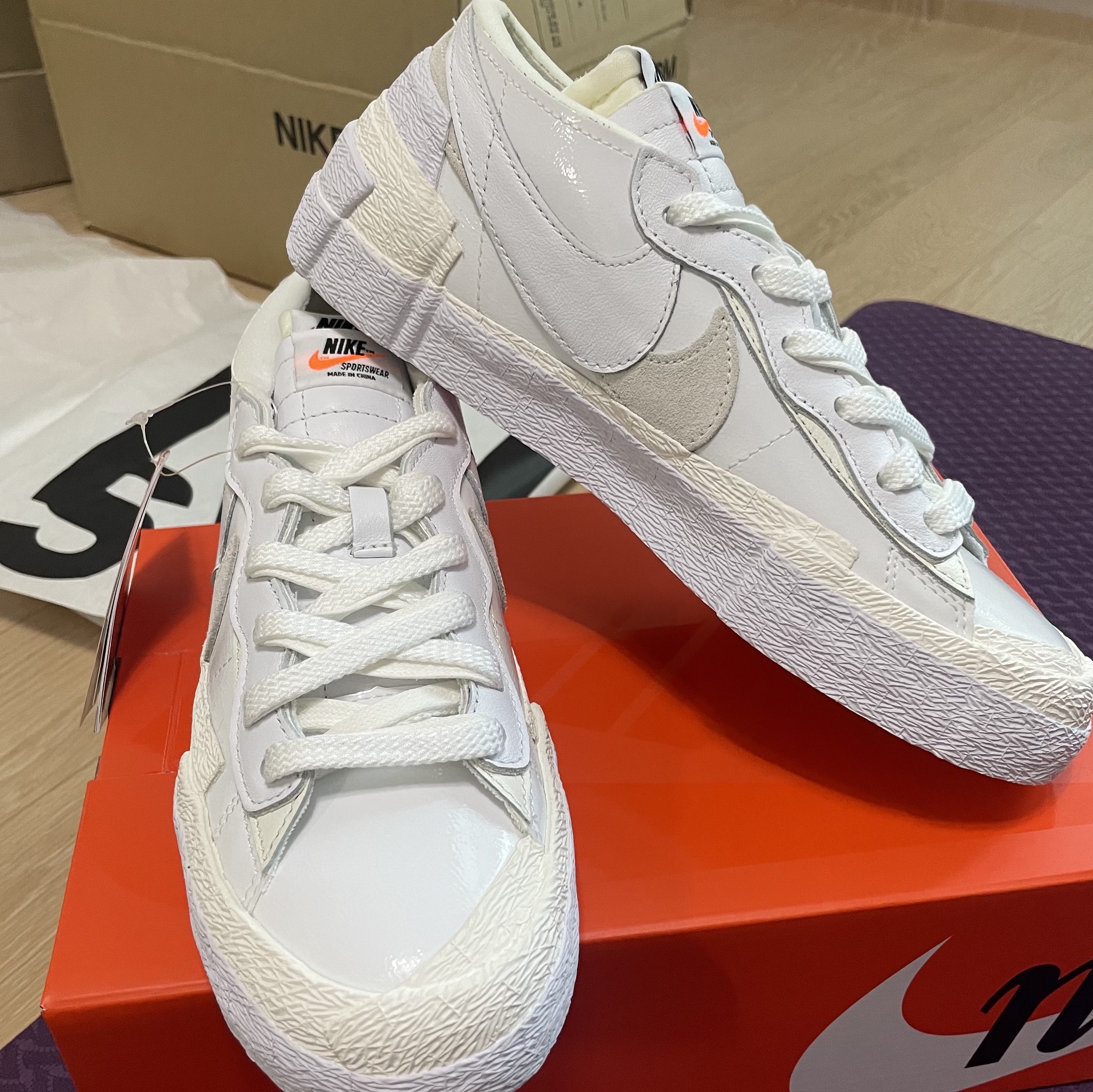 Nike x Sacai Blazer Low White Patent Leather 착용 스타일 - 1