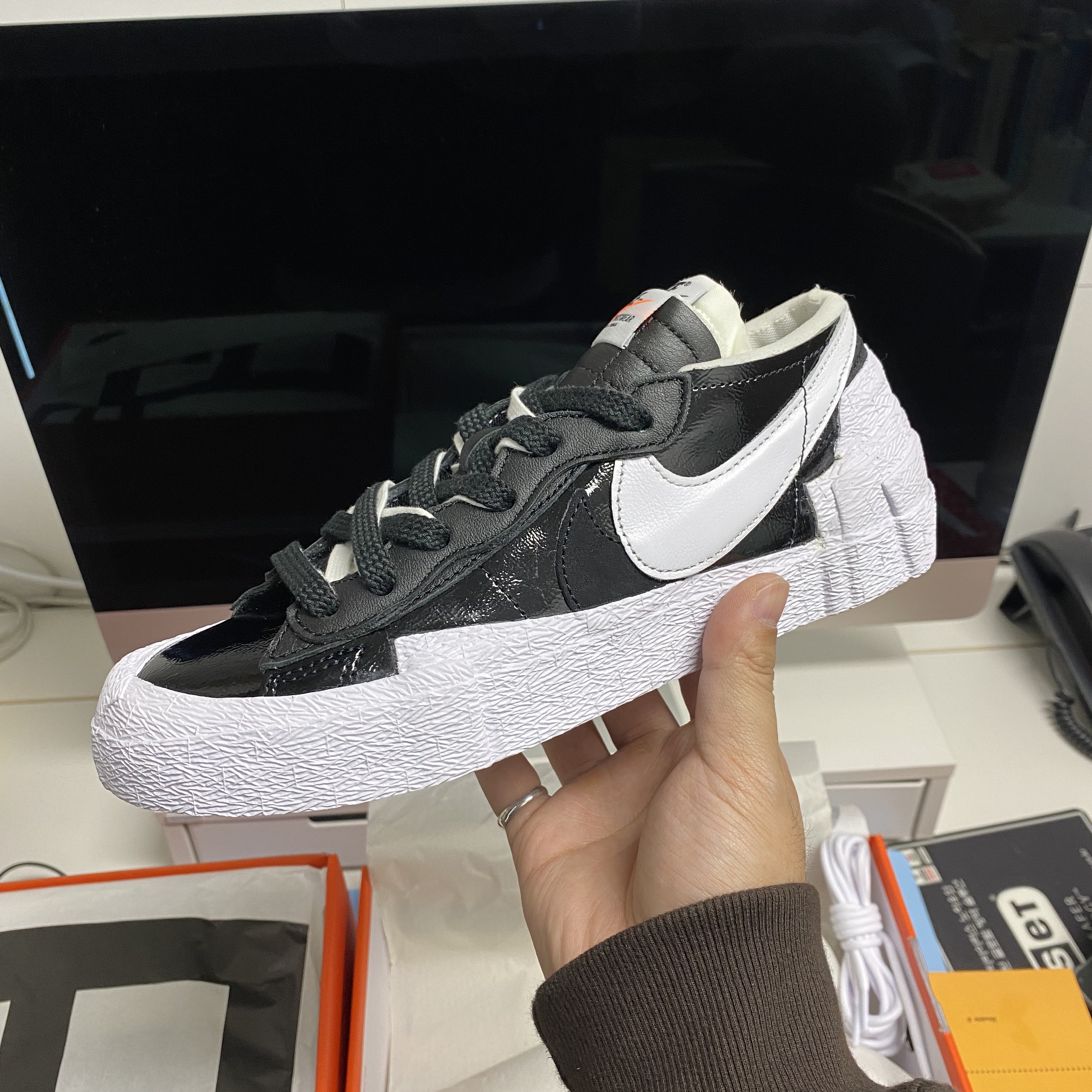 Nike x Sacai Blazer Low White Patent Leather, Nike x Sacai Blazer Low Black Patent Leather 착용 스타일 - 3