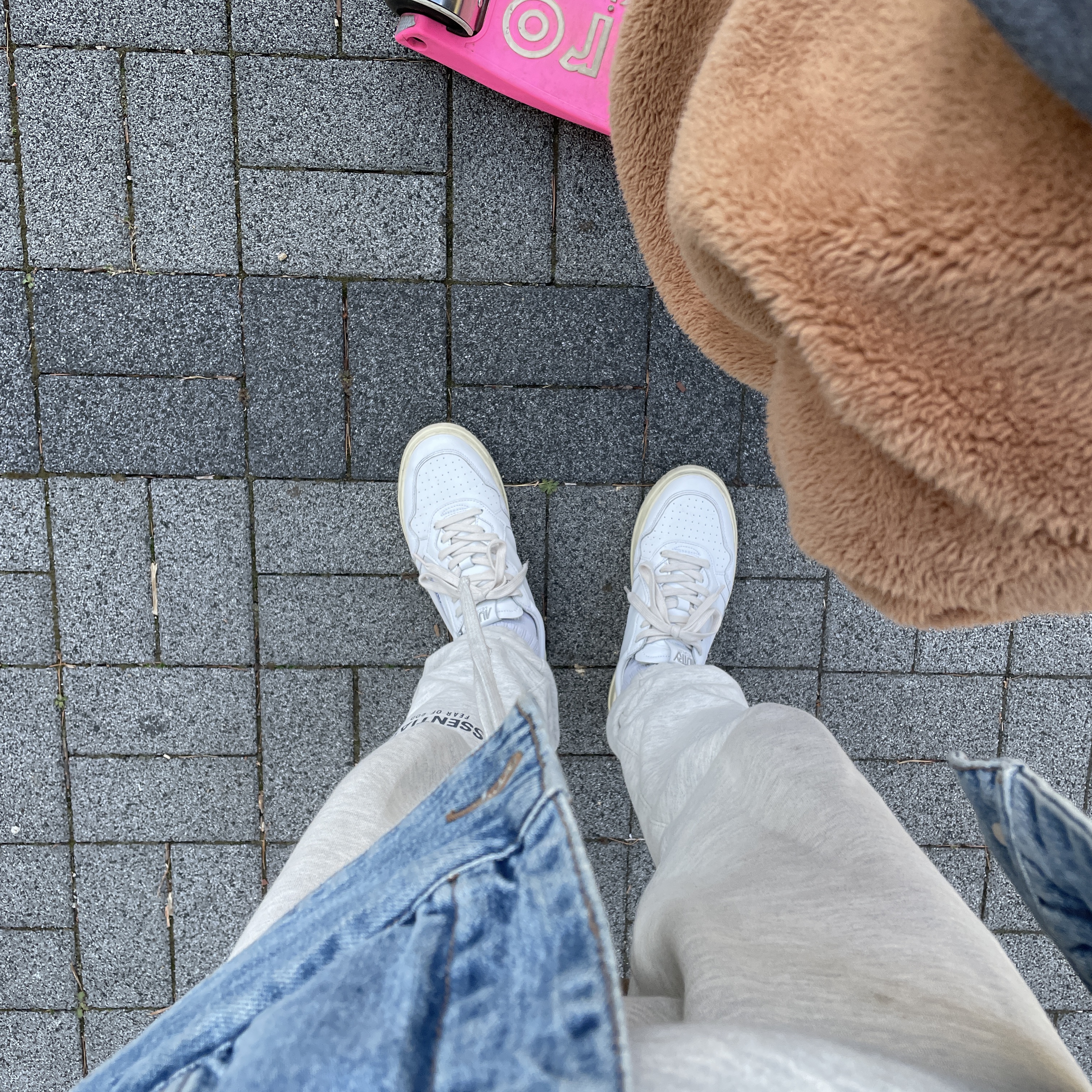 Autry Medalist Low Leather Sneakers White, Essentials Sweatpants Oatmeal/Oatmeal Heather/Light Heather Oatmeal 2020 착용 스타일 - 2