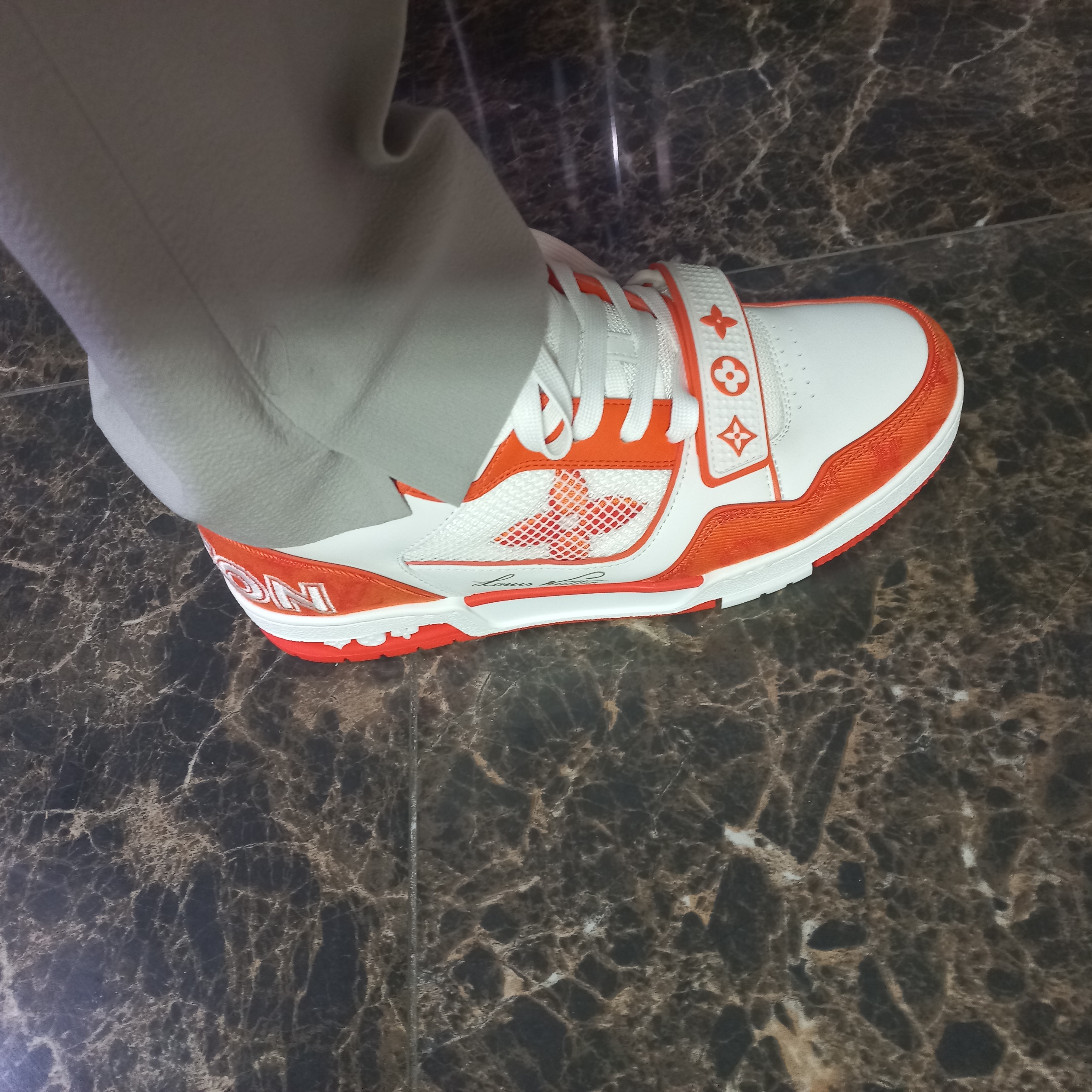 Louis Vuitton Velcro Strap LV Trainer Sneaeker Monogram Denim Orange 착용 스타일 - 1