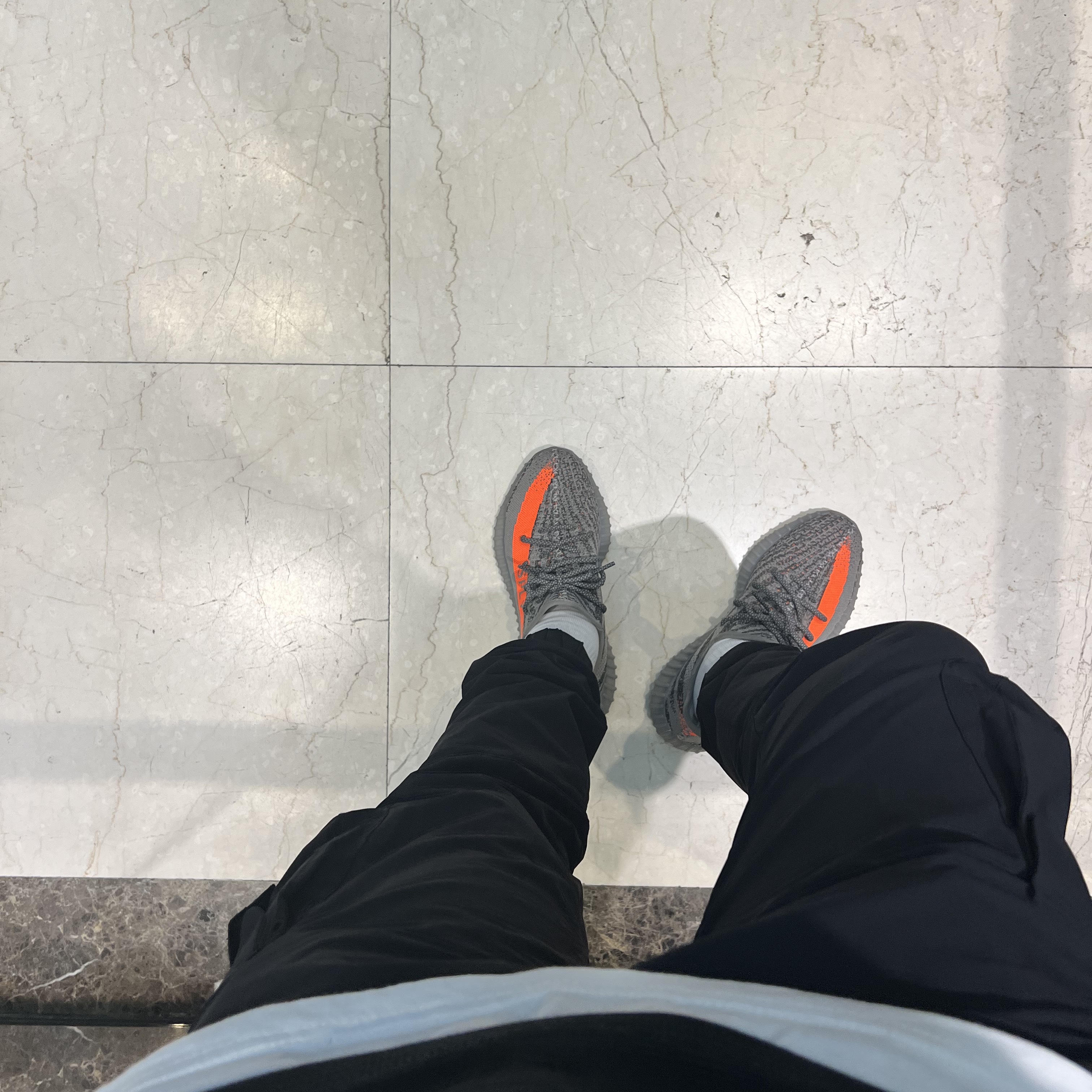Adidas Yeezy Boost 350 V2 Beluga - Reflective, Stone Island 31303 Stretch Cotton Tela Paracadute Cargo Pants Black - 22SS 착용 스타일 - 2