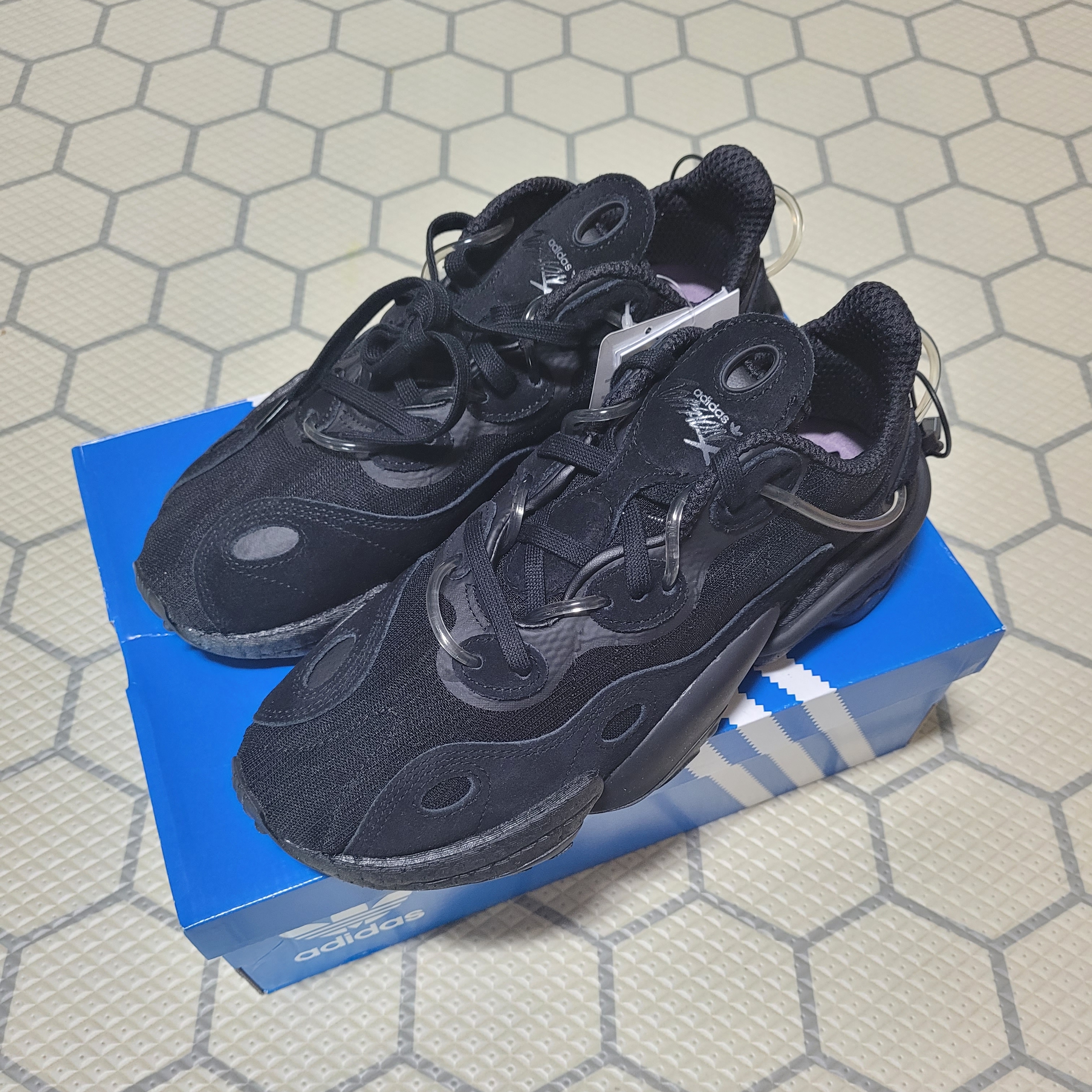 Adidas Torsion X Triple Black 착용 스타일
