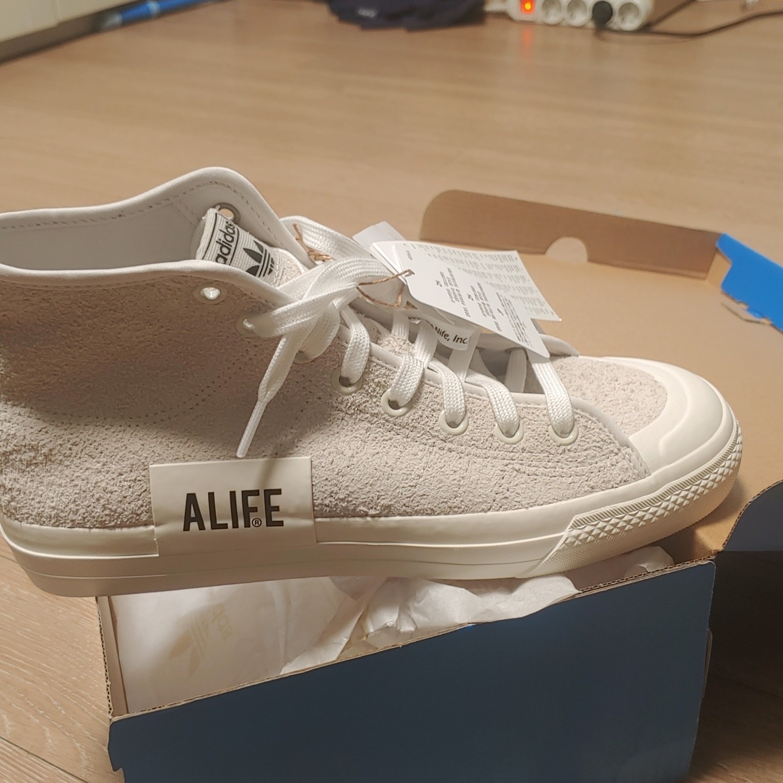 Adidas x Alife Nizza Hi Cream White 착용 스타일 - 1
