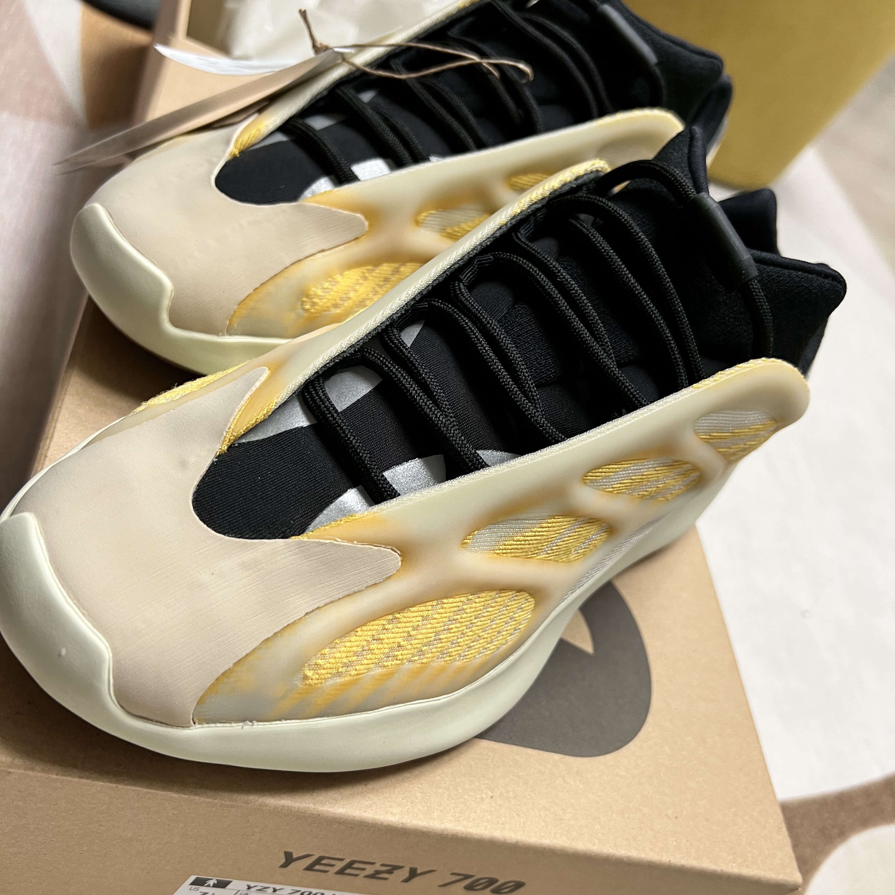 Adidas Yeezy 700 V3 Mono Safflower 착용 스타일 - 2