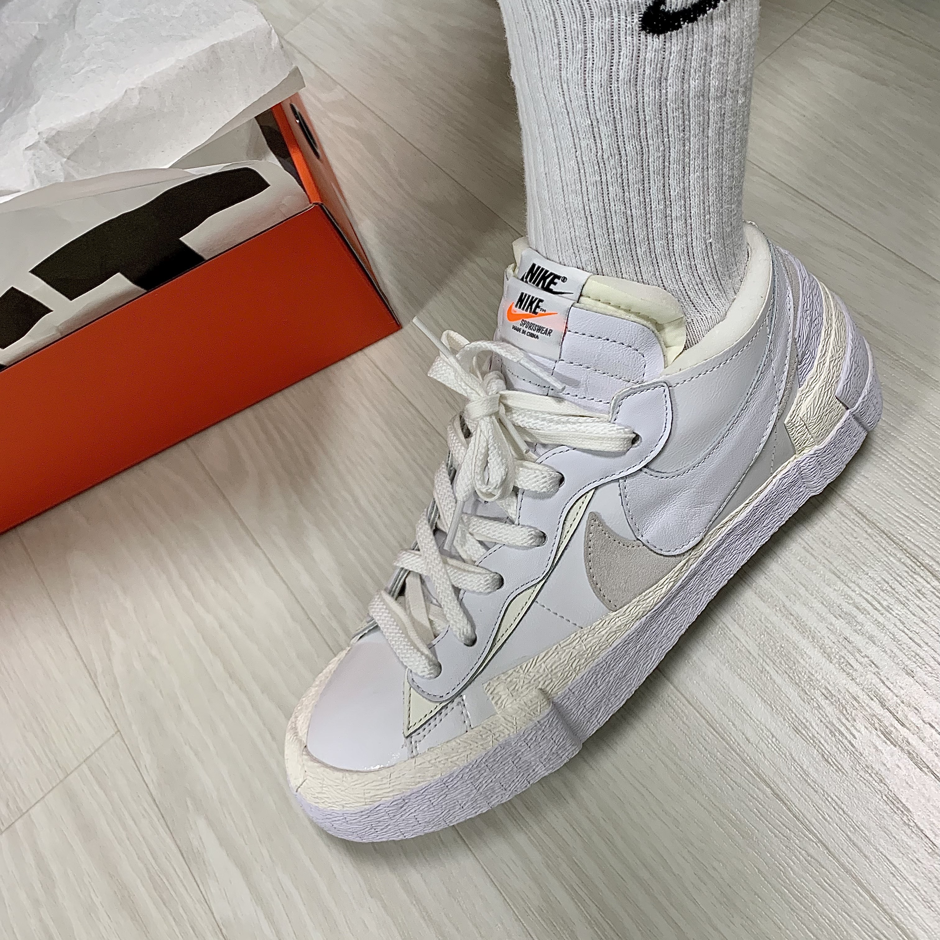 Nike x Sacai Blazer Low White Patent Leather 착용 스타일 - 1