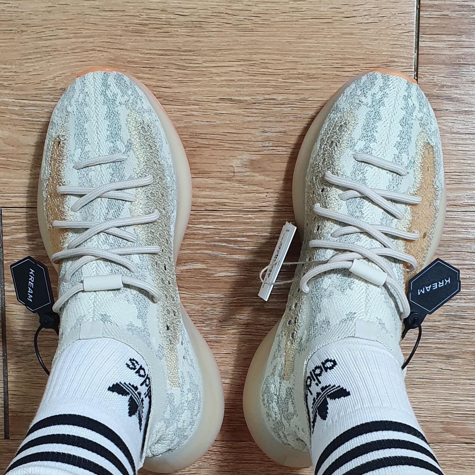 Adidas Yeezy Boost 380 Yecoraite - Reflective 착용 스타일