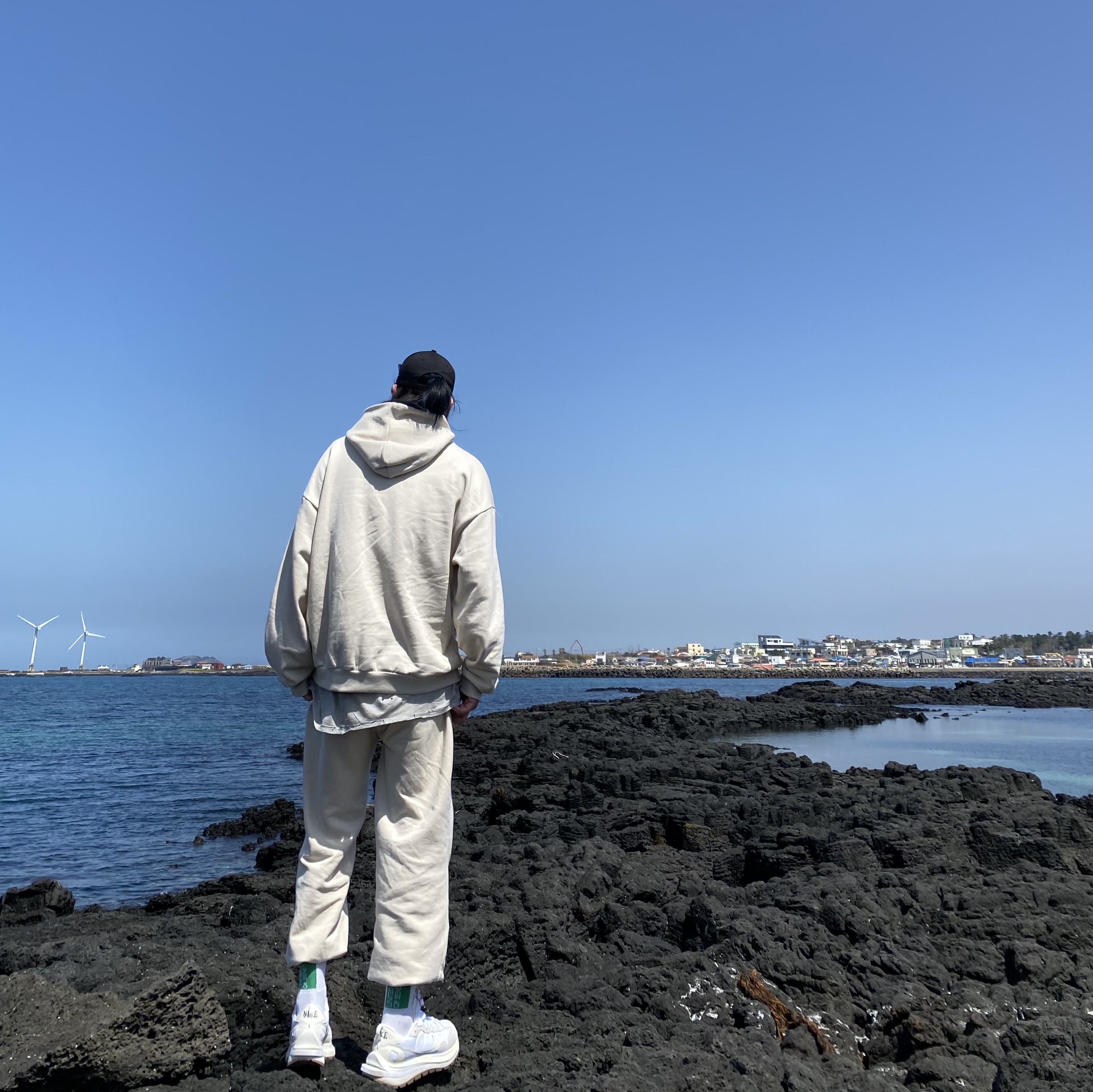Nike x Sacai VaporWaffle White and Gum 착용 스타일 - 2