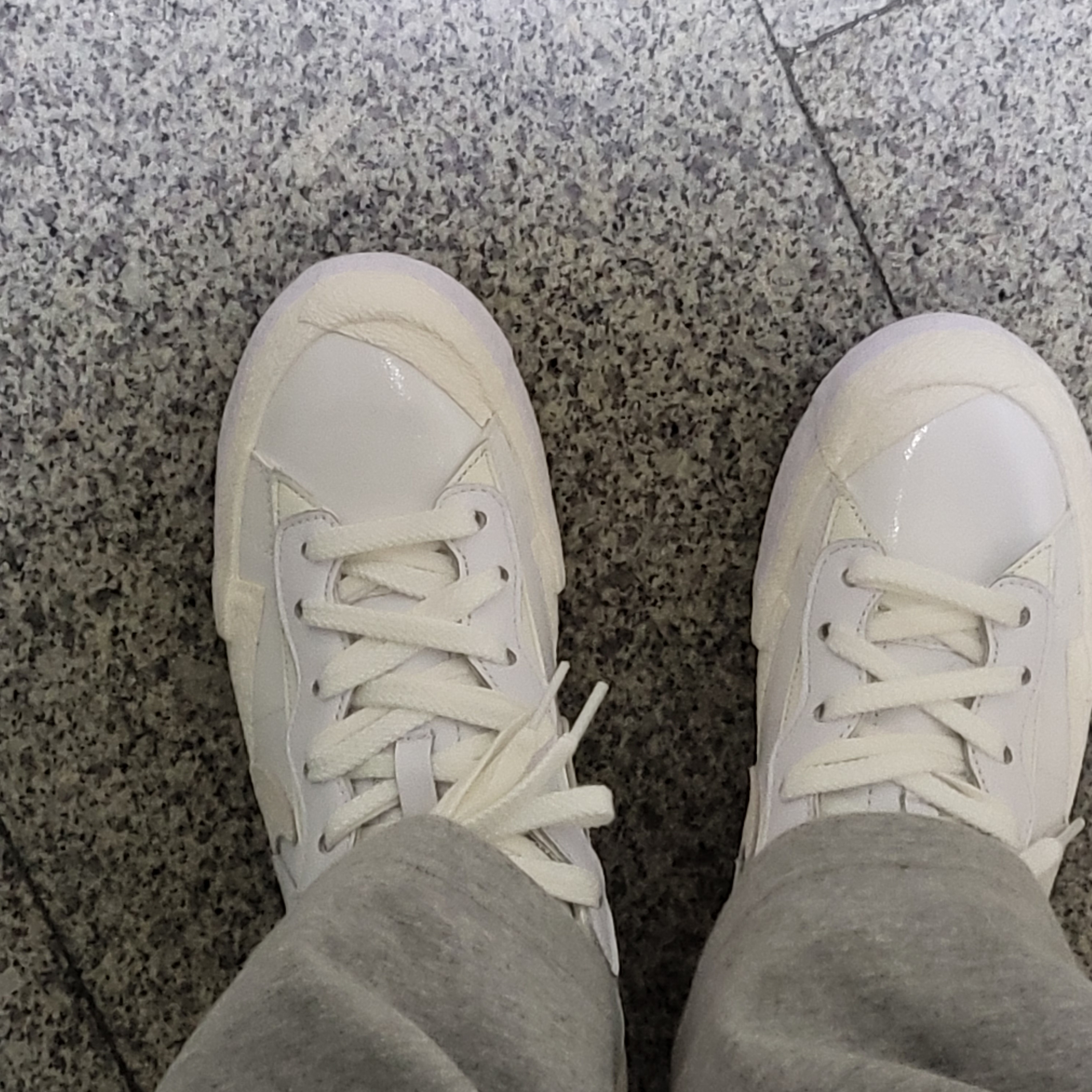 Nike x Sacai Blazer Low White Patent Leather 착용 스타일 - 1