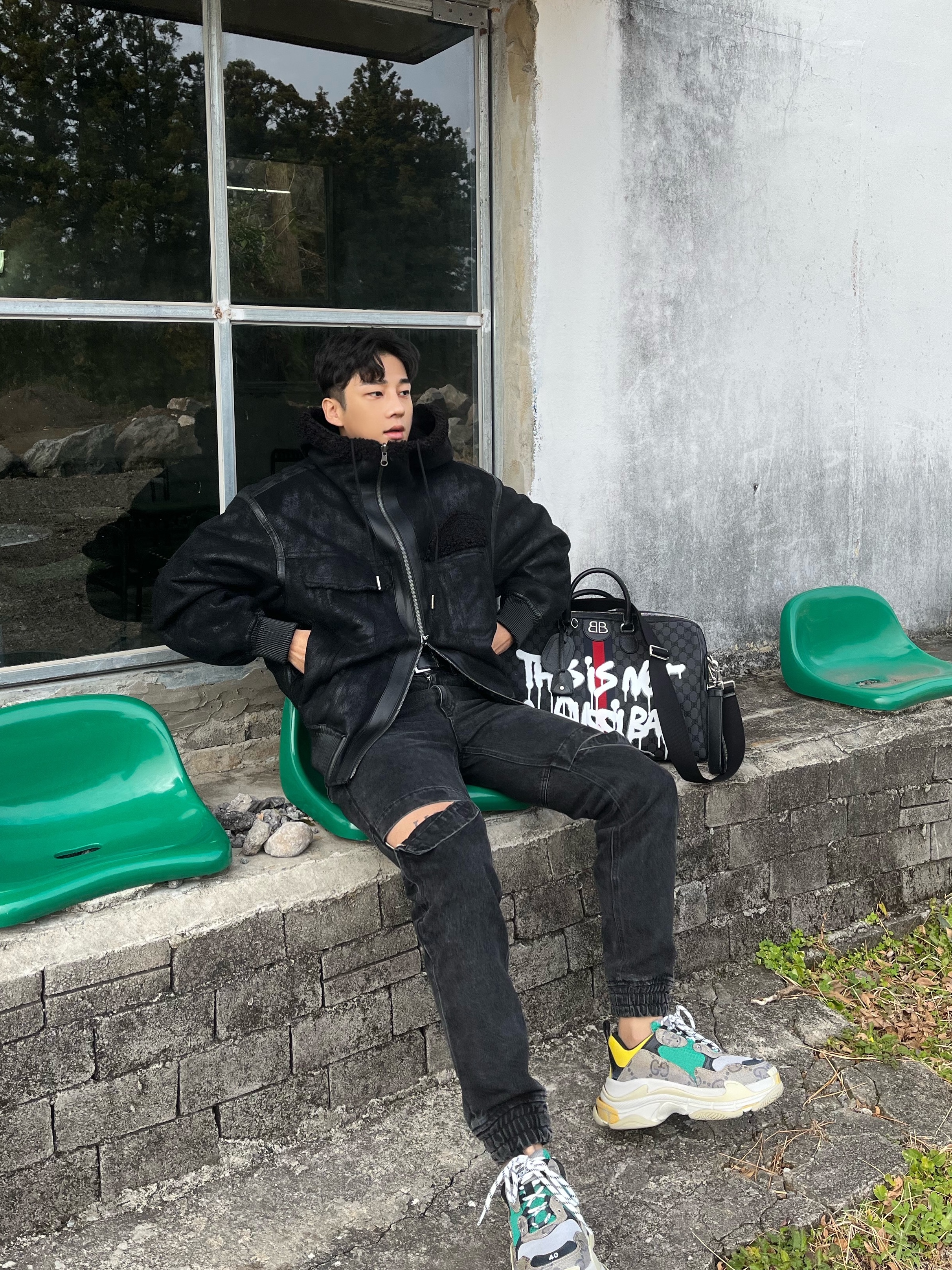 Balenciaga x Gucci The Hacker Project Triple S Sneakers Beige Ebony GG Supreme Yellow Green, Balenciaga x Gucci The Hacker Project Graffiti Medium Duffle Bag Black Canvas Jacquard 착용 스타일