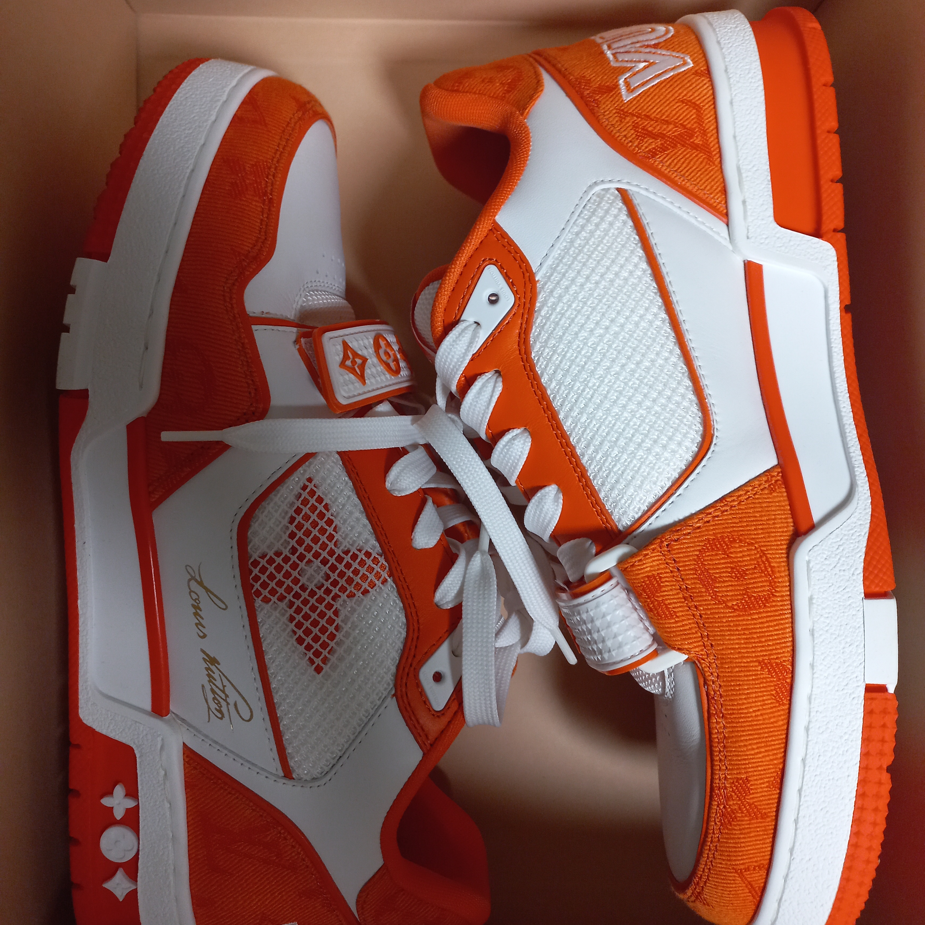 Louis Vuitton Velcro Strap LV Trainer Sneaeker Monogram Denim Orange 착용 스타일 - 2