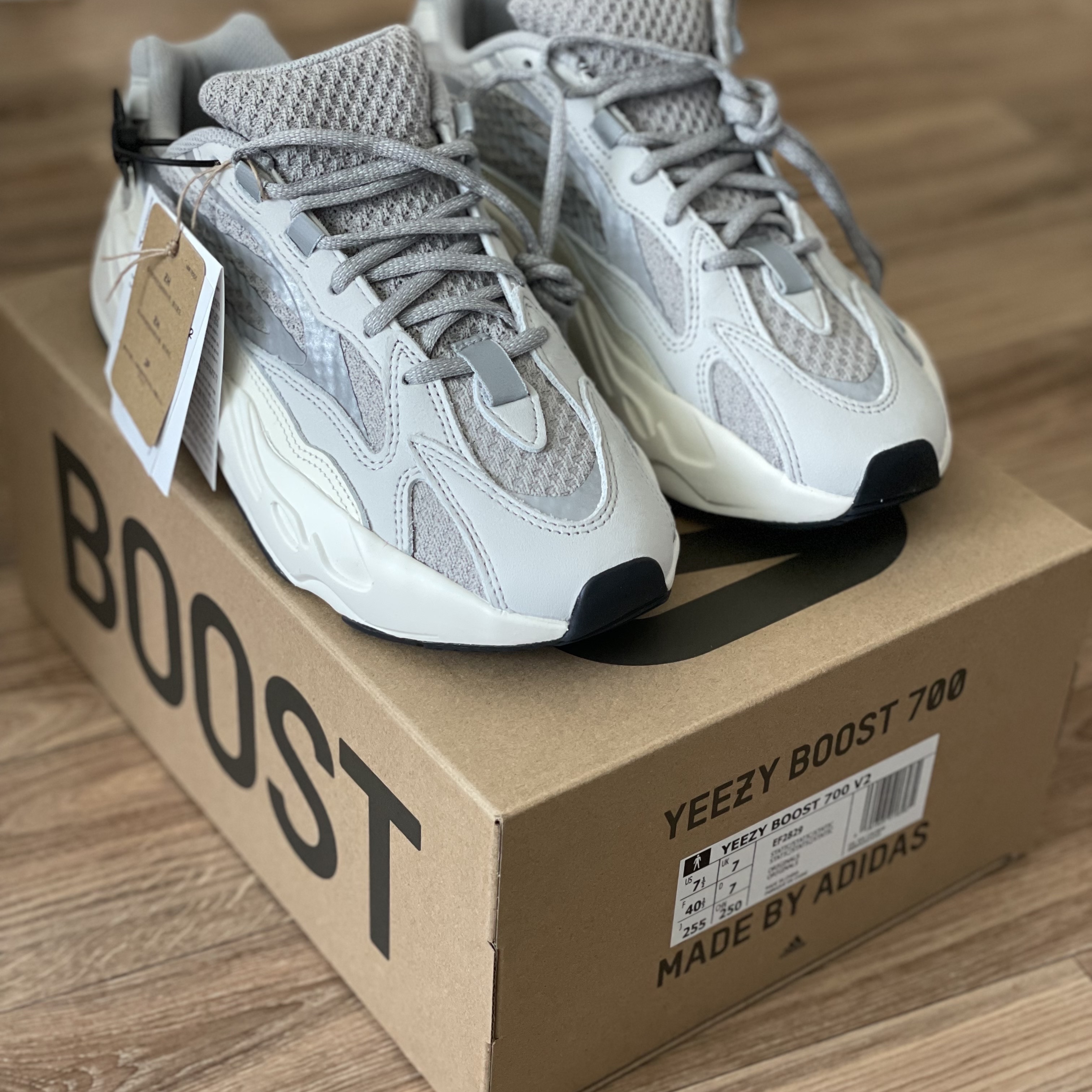 Adidas Yeezy Boost 700 V2 Static 2022 착용 스타일 - 2