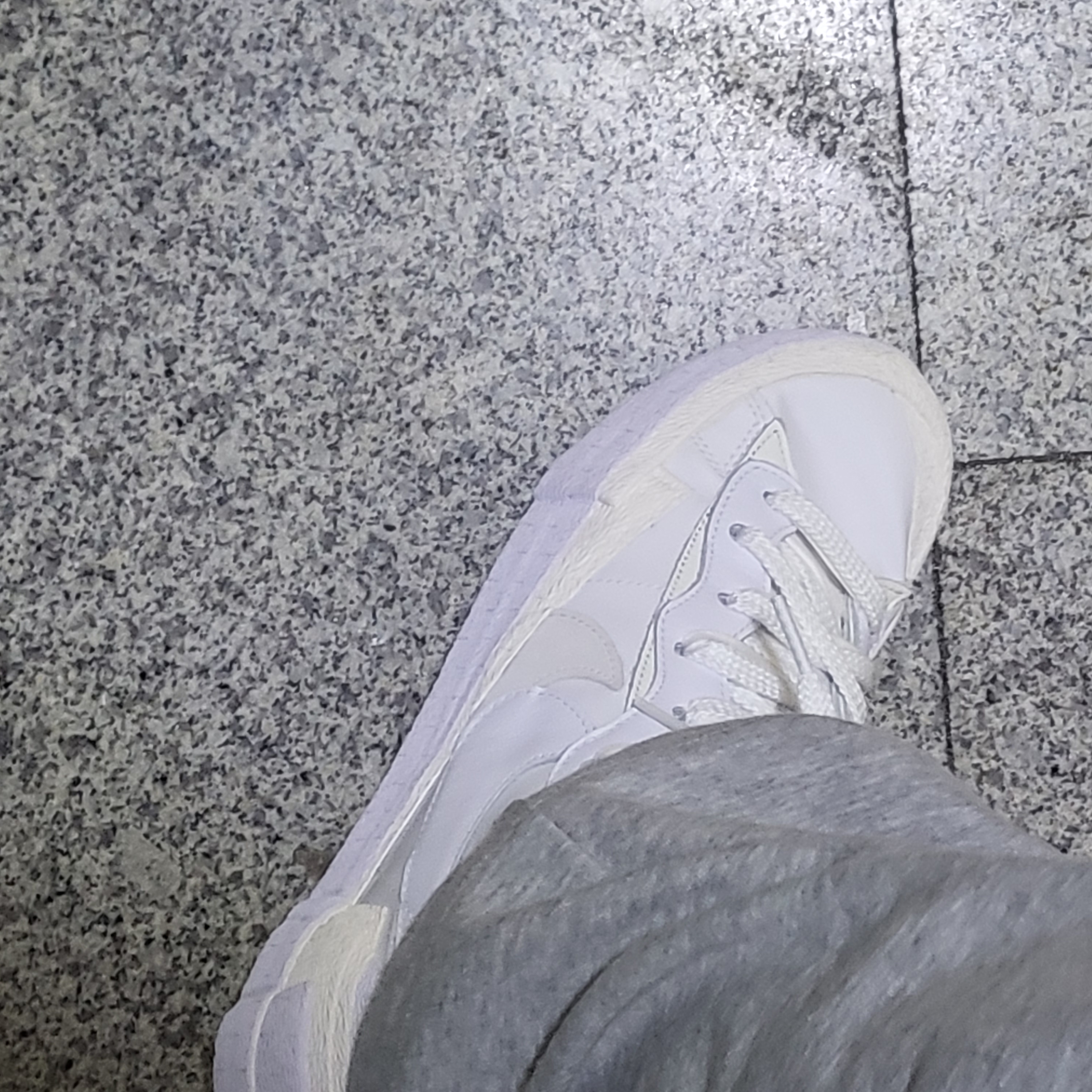 Nike x Sacai Blazer Low White Patent Leather 착용 스타일 - 2