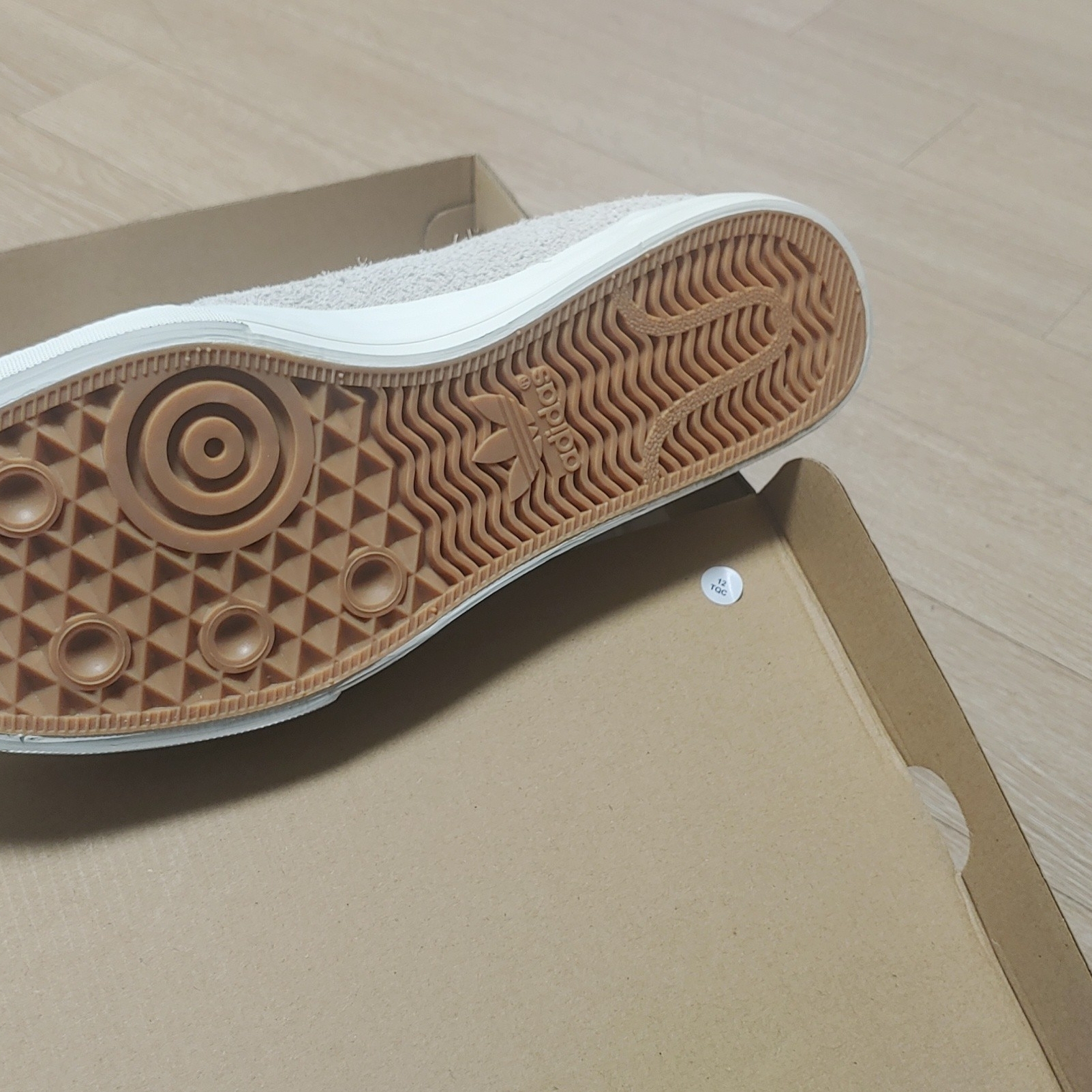 Adidas x Alife Nizza Hi Cream White 착용 스타일 - 3