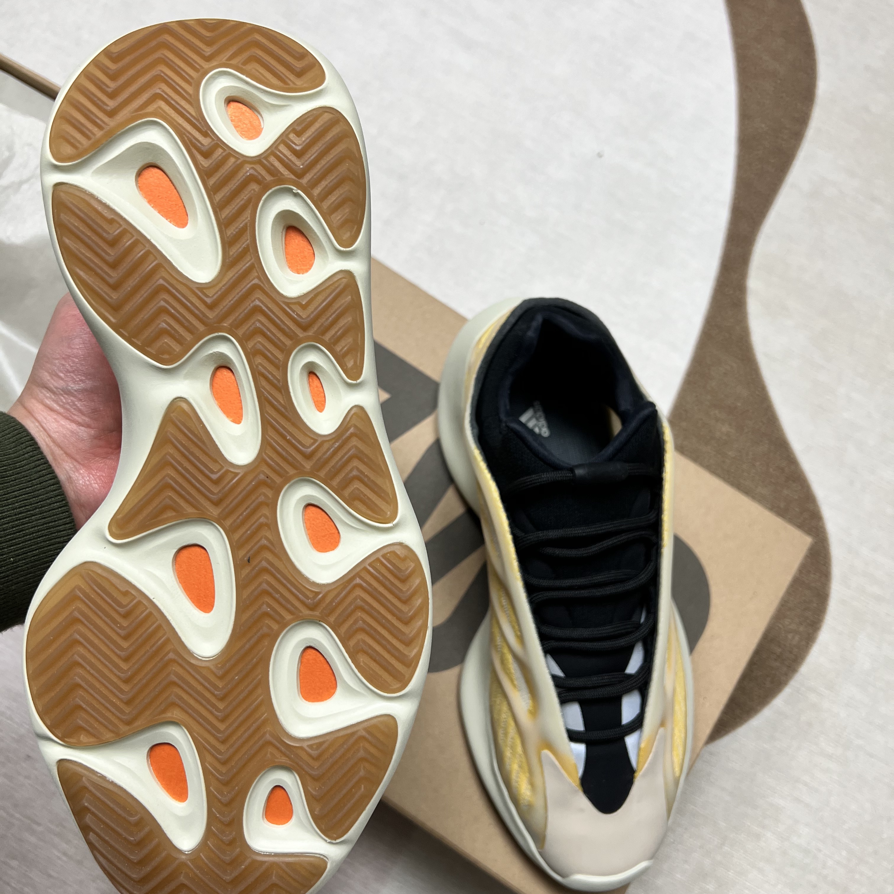 Adidas Yeezy 700 V3 Mono Safflower 착용 스타일 - 4