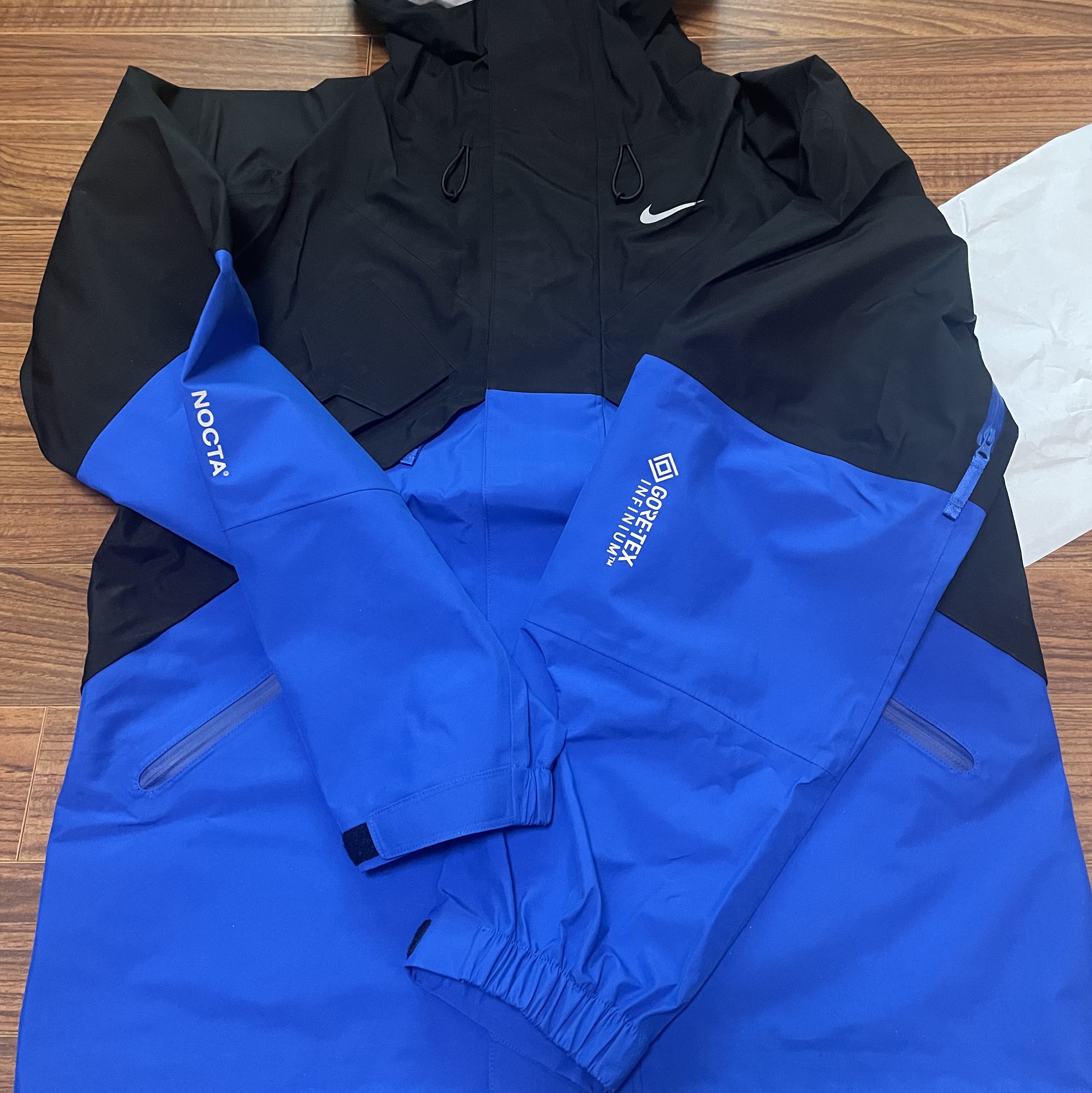 Nike x Drake Nocta x Top Boy Alien Gore-Tex Jacket Blue Black 착용 스타일 - 1