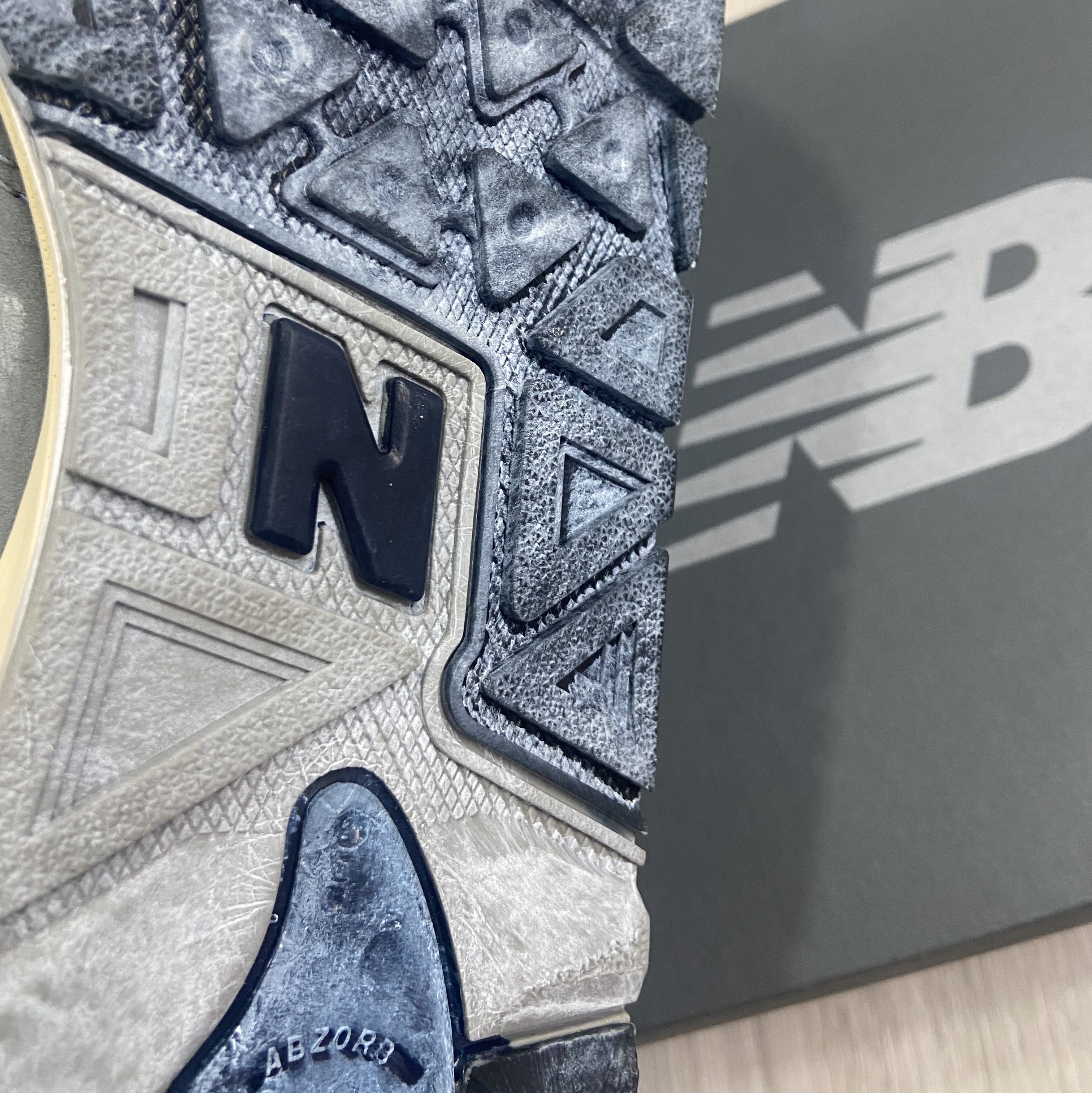 New Balance 1600 Premium Vintage Grey 착용 스타일 - 2