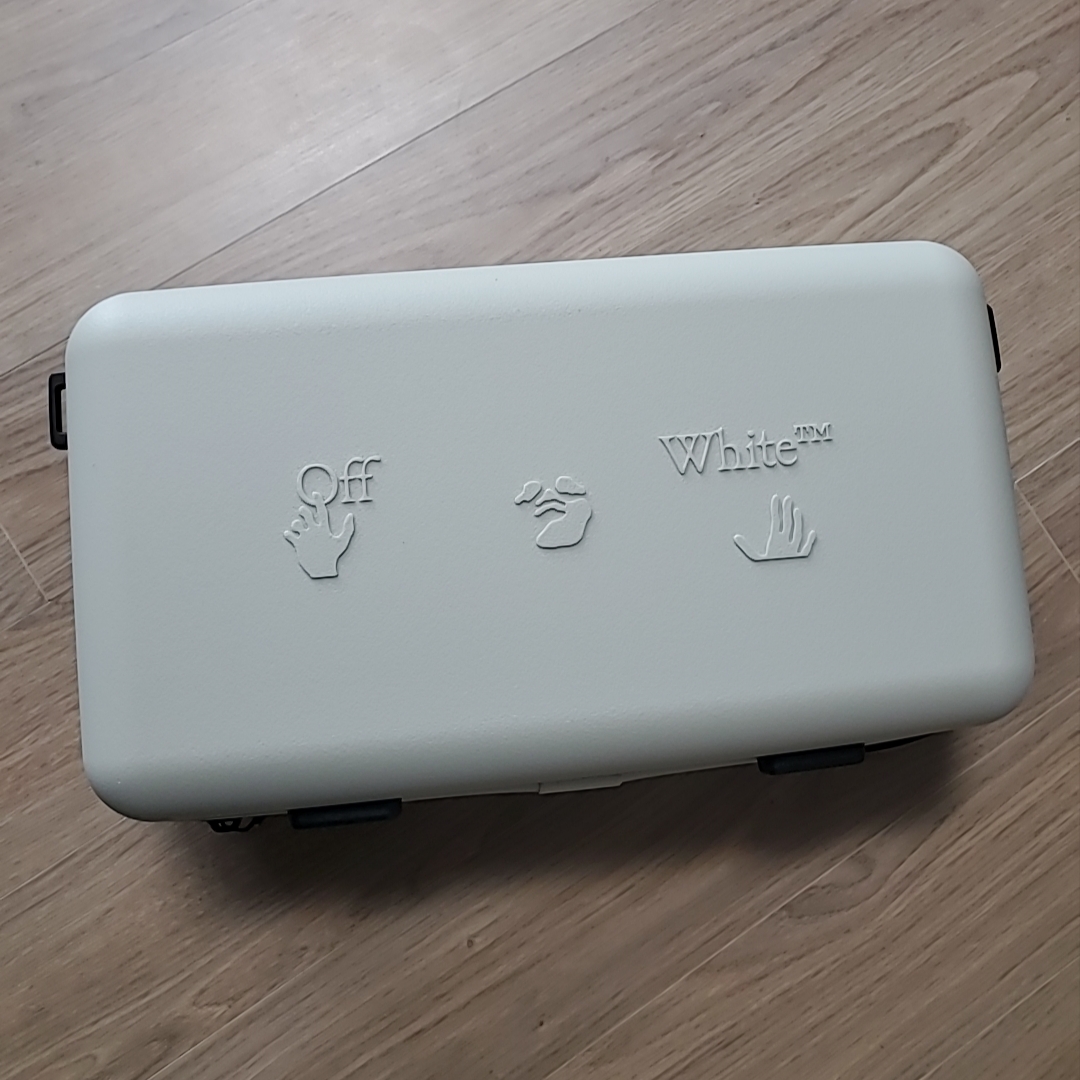 Off-White x Amore Pacific Protection Box (Without Cosmetics) 착용 스타일 - 2