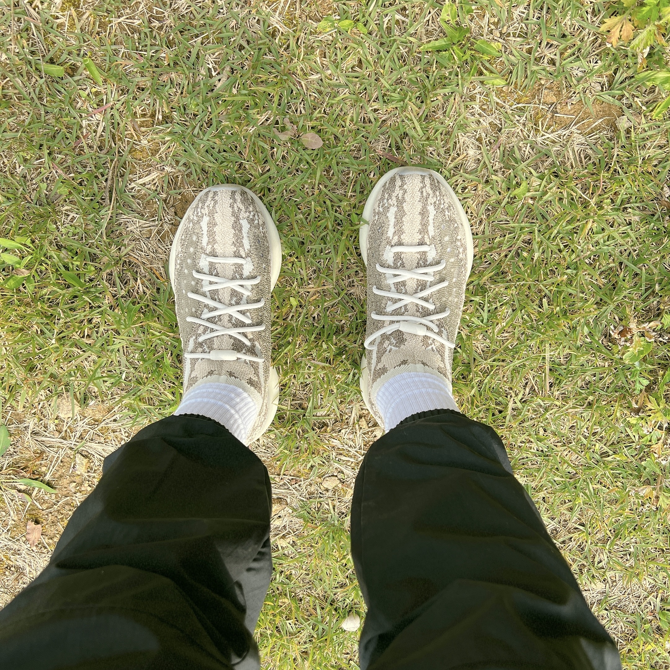 Adidas Yeezy Boost 380 Pyrite 착용 스타일
