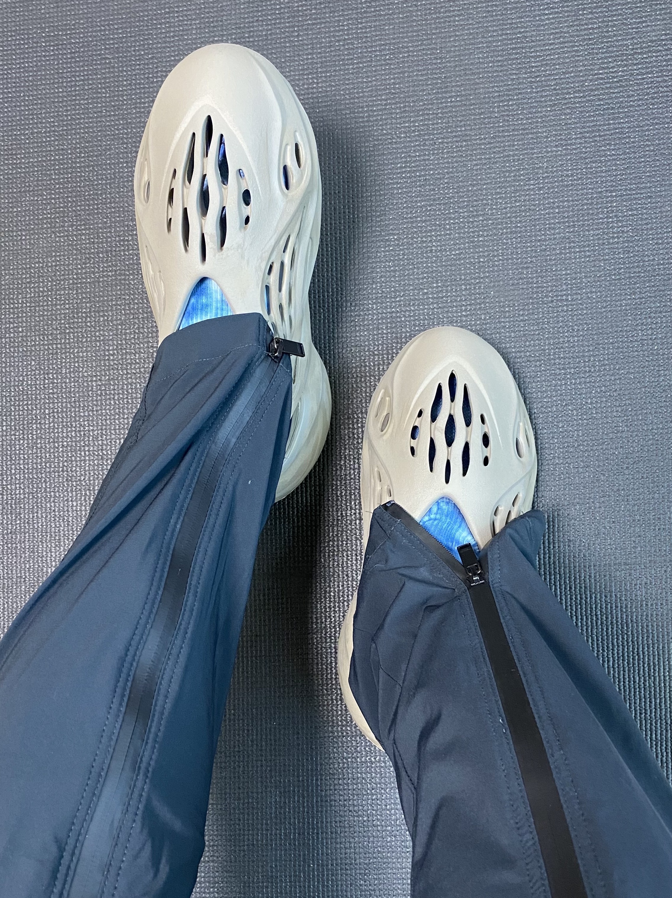 Adidas Yeezy Foam RNNR Stone Sage 착용 스타일