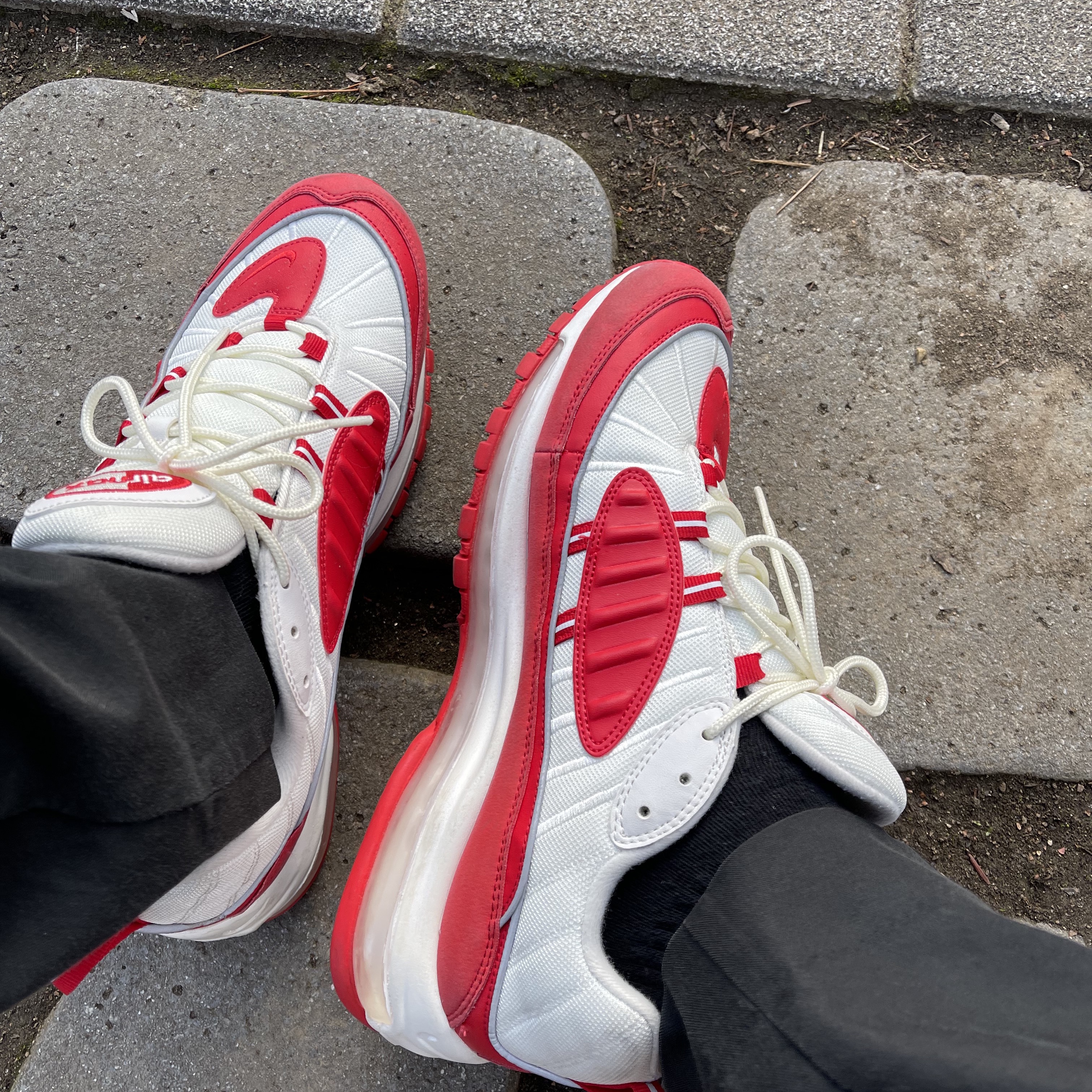 Nike Air Max 98 University Red White 착용 스타일 - 3