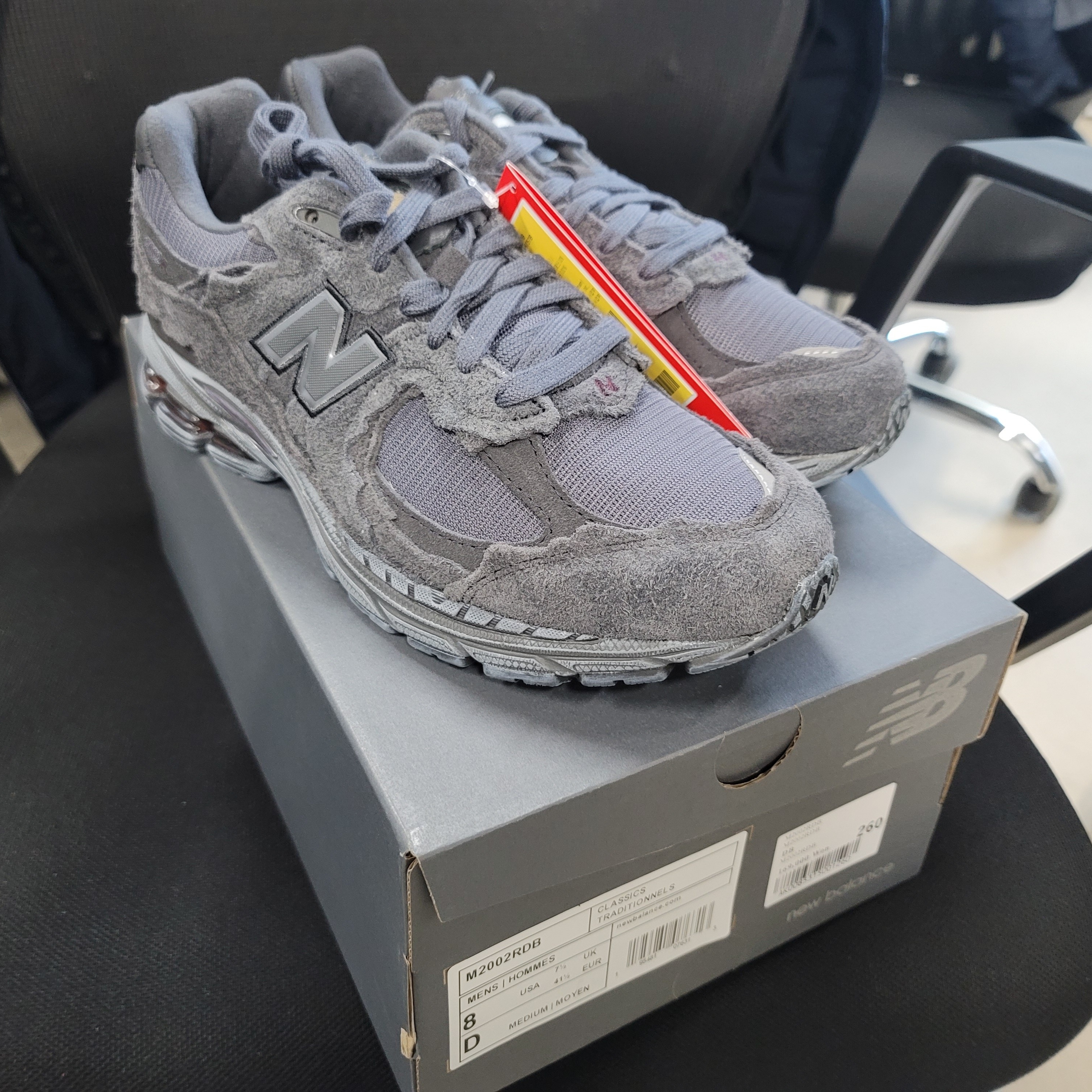 New Balance 2002R Protection Pack Phantom 착용 스타일 - 1