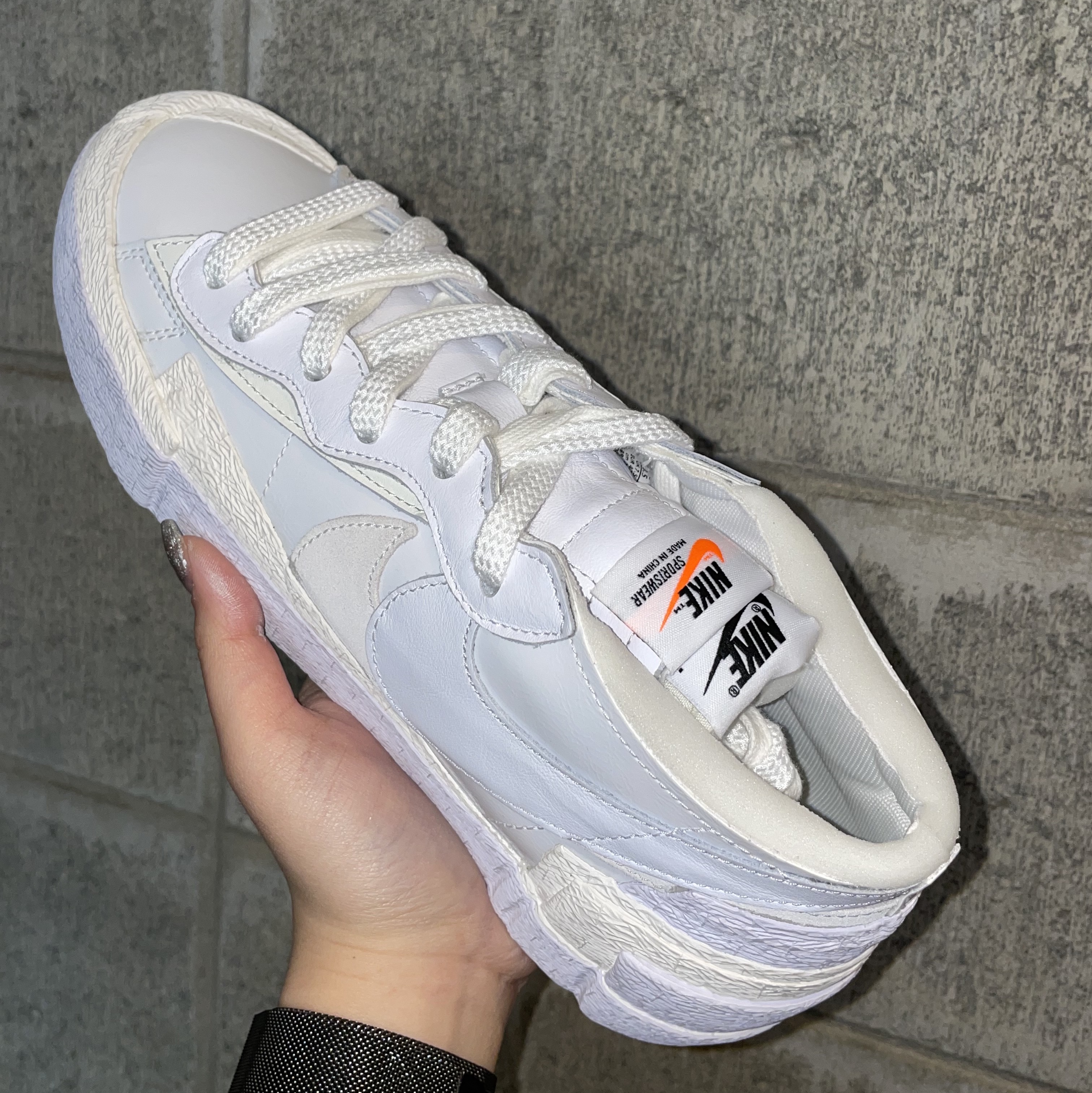 Nike x Sacai Blazer Low White Patent Leather 착용 스타일 - 2