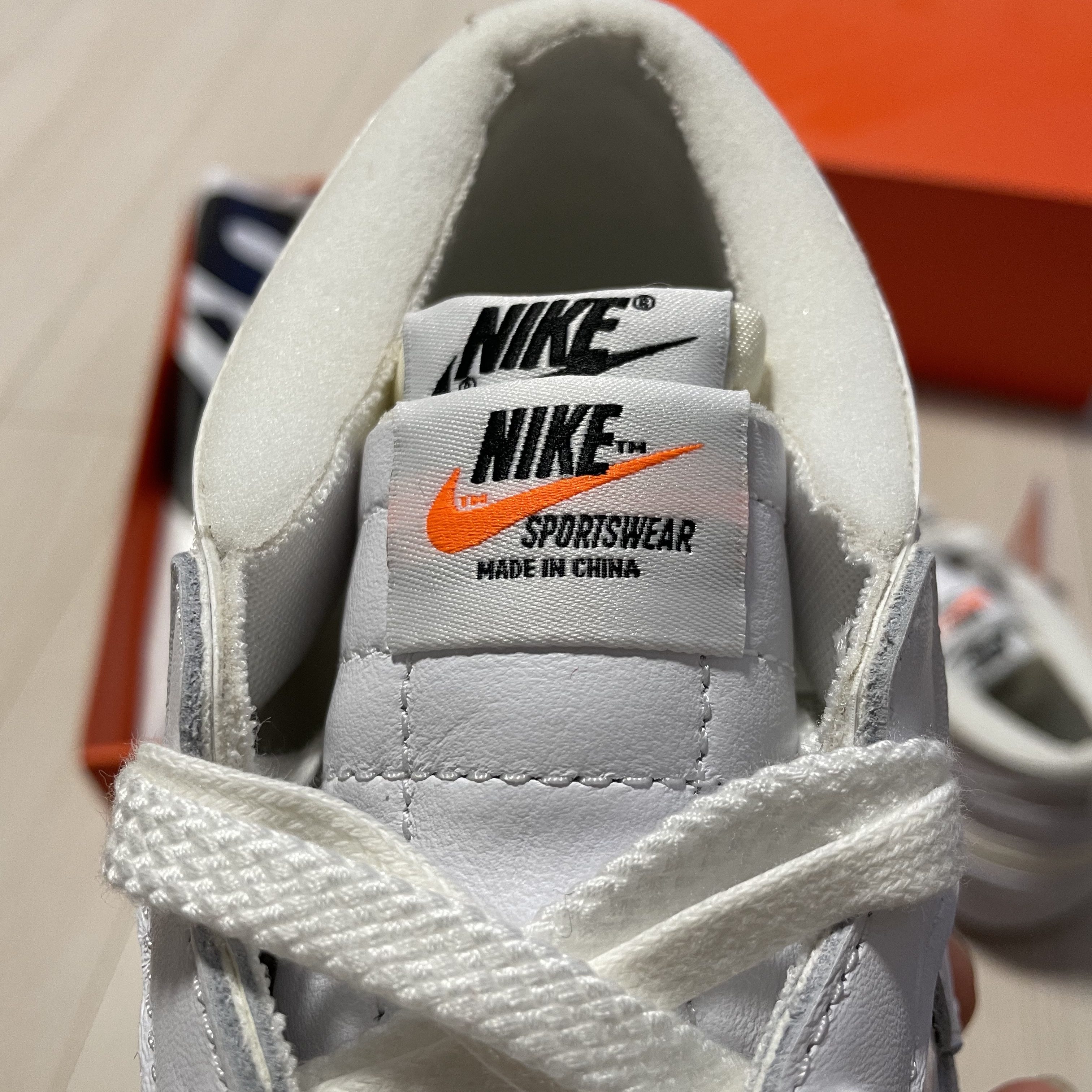 Nike x Sacai Blazer Low White Patent Leather 착용 스타일 - 2