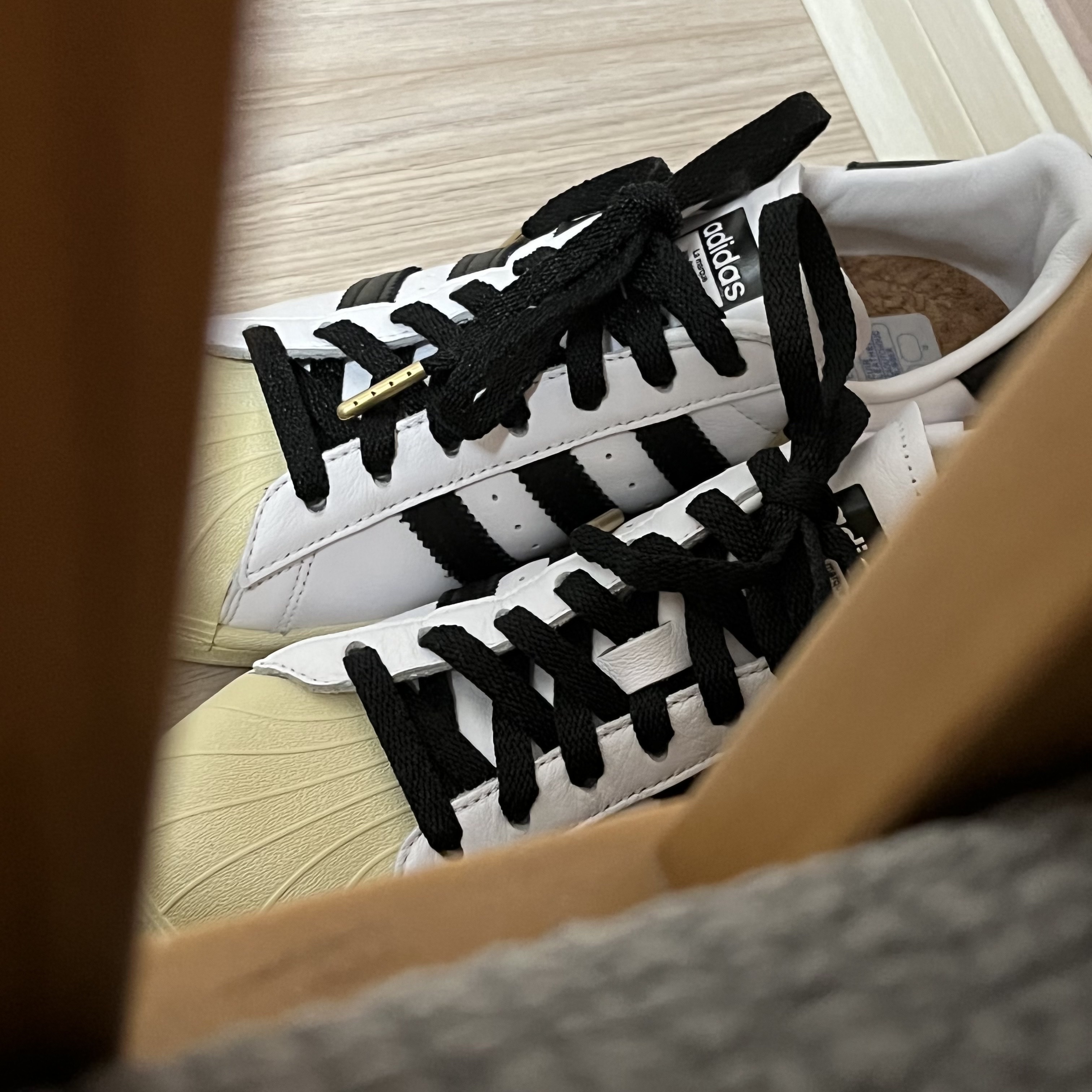 Adidas Superstar Premium White Black 착용 스타일 - 3