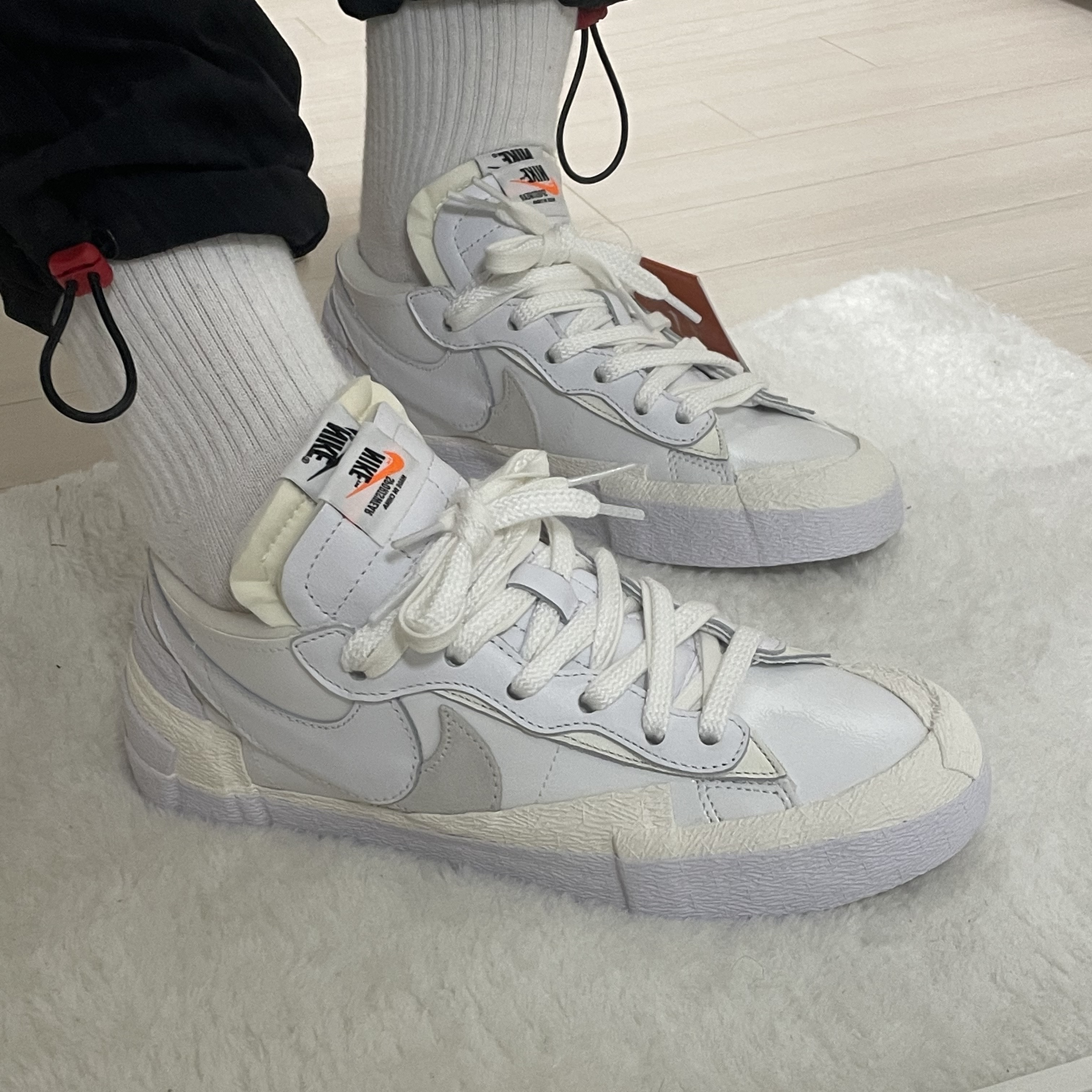 Nike x Sacai Blazer Low White Patent Leather 착용 스타일 - 4