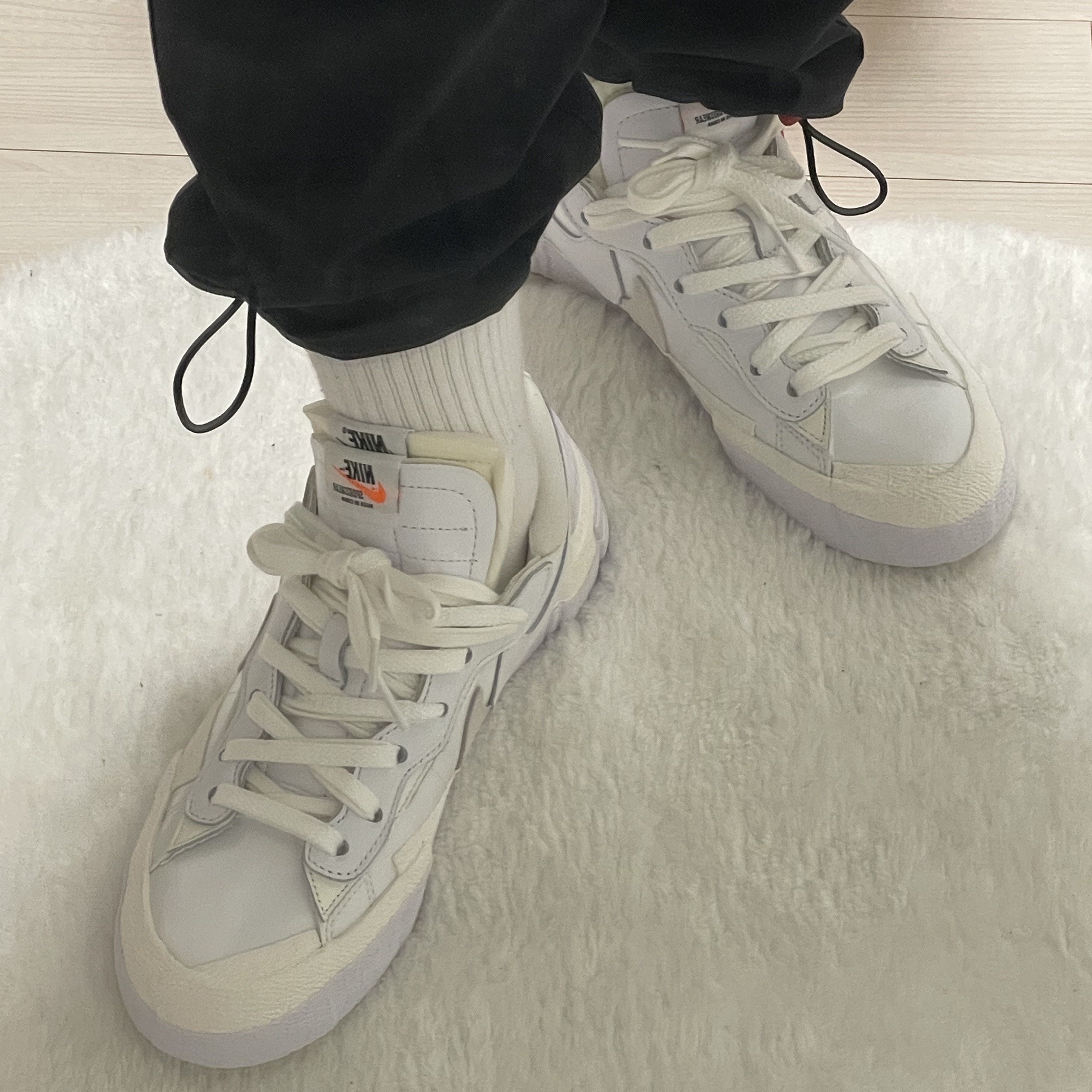 Nike x Sacai Blazer Low White Patent Leather 착용 스타일 - 5