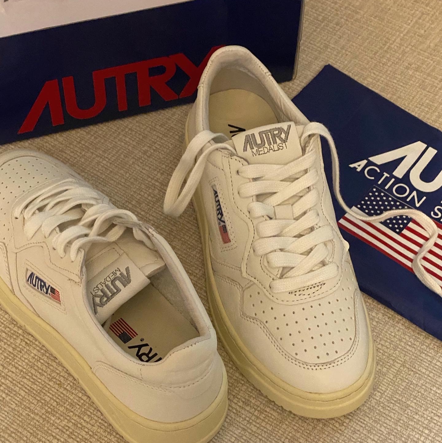 (W) Autry Medalist Low Goatskin Sneakers White 착용 스타일