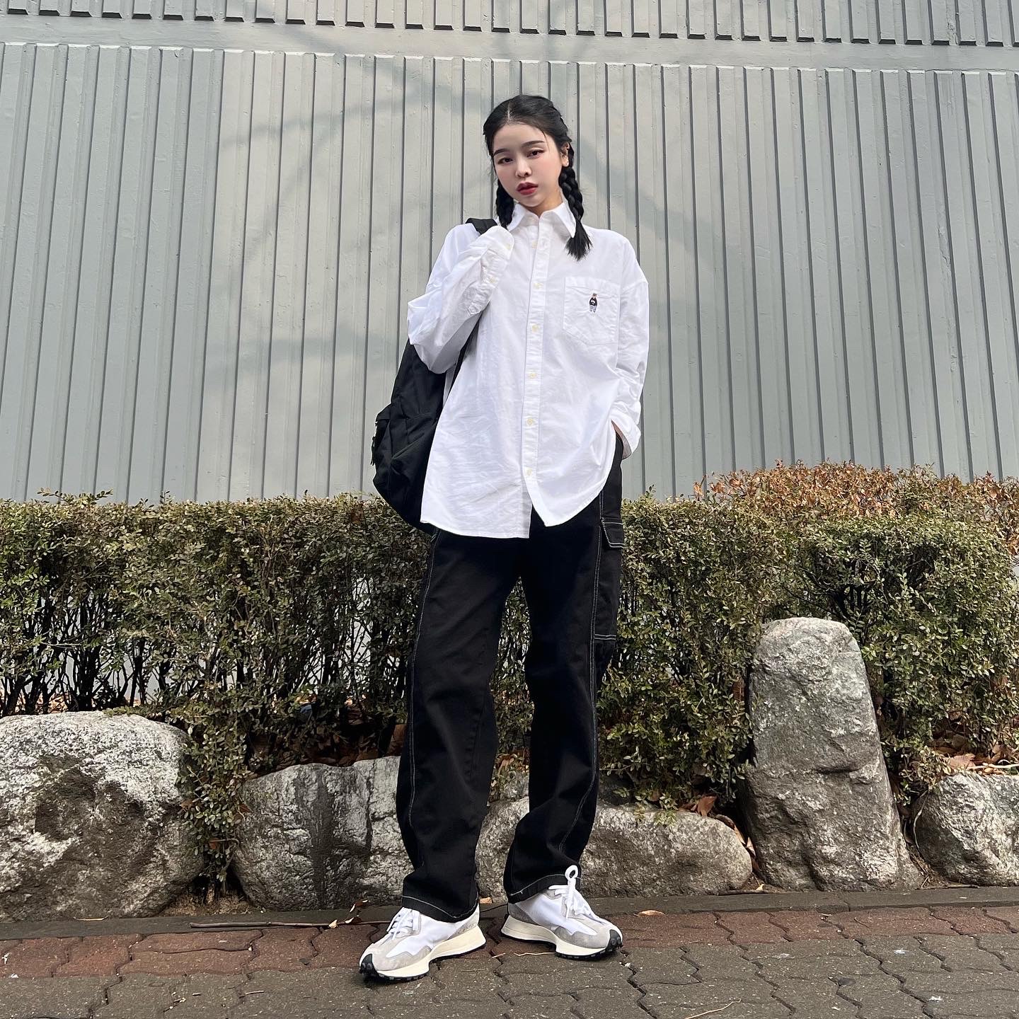 New Balance 327 Grey 착용 스타일 - 2